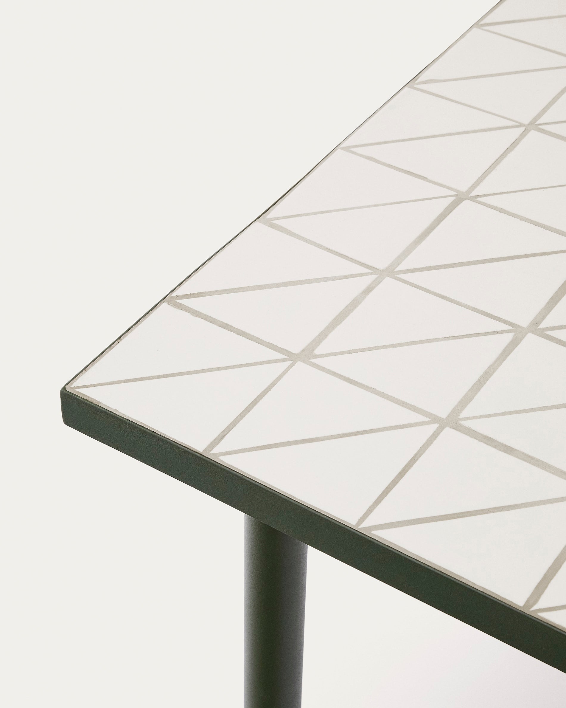 Eleganter Outdoor-Tisch Maurina aus grünem Stahl mit écru Kacheln, 223x101 cm, perfekt für moderne Außenbereiche.