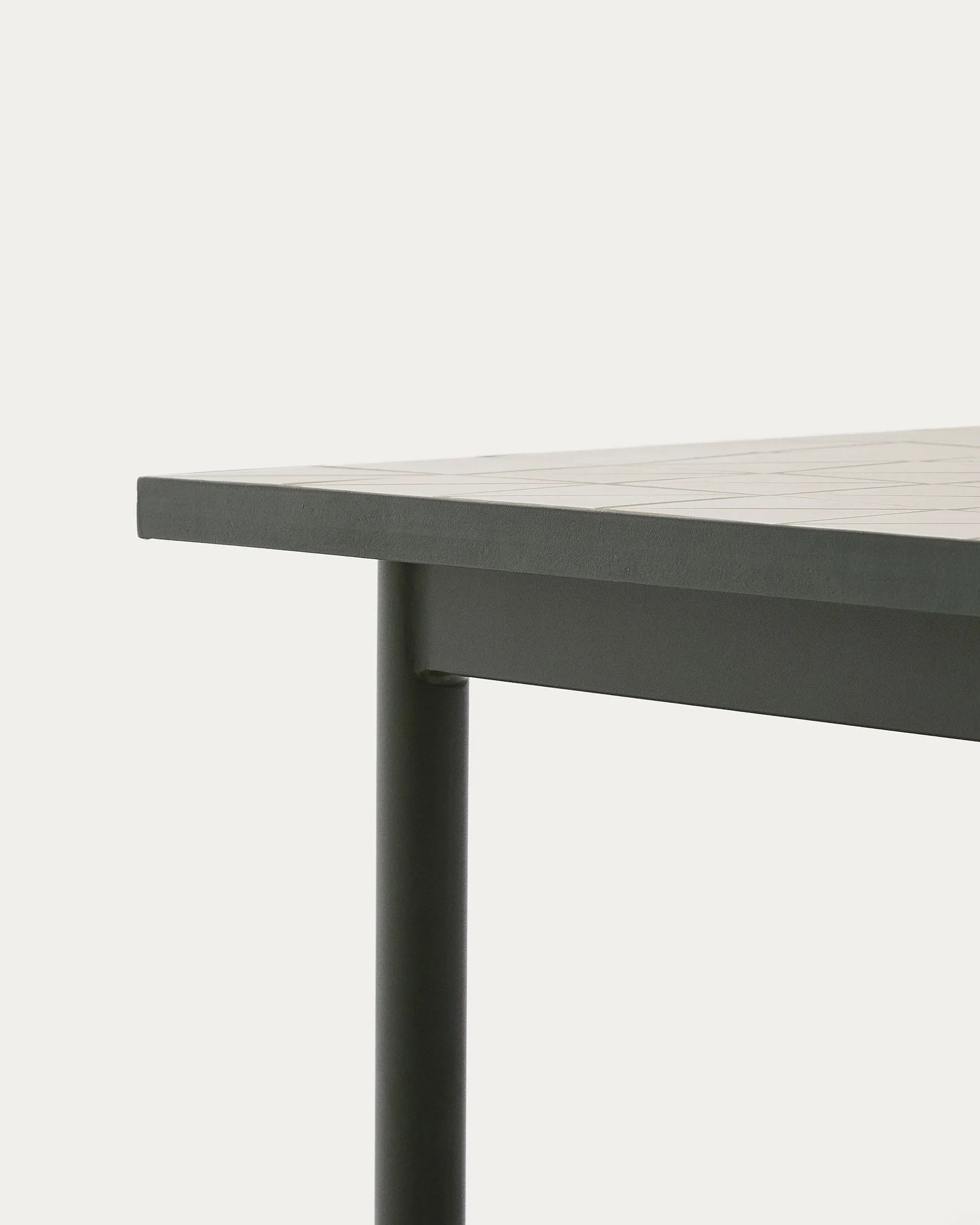 Stilvoller Outdoor-Tisch Maurina aus grünem Stahl mit écru Kacheln, 223x101 cm, ideal für zeitgemäße Außenbereiche.