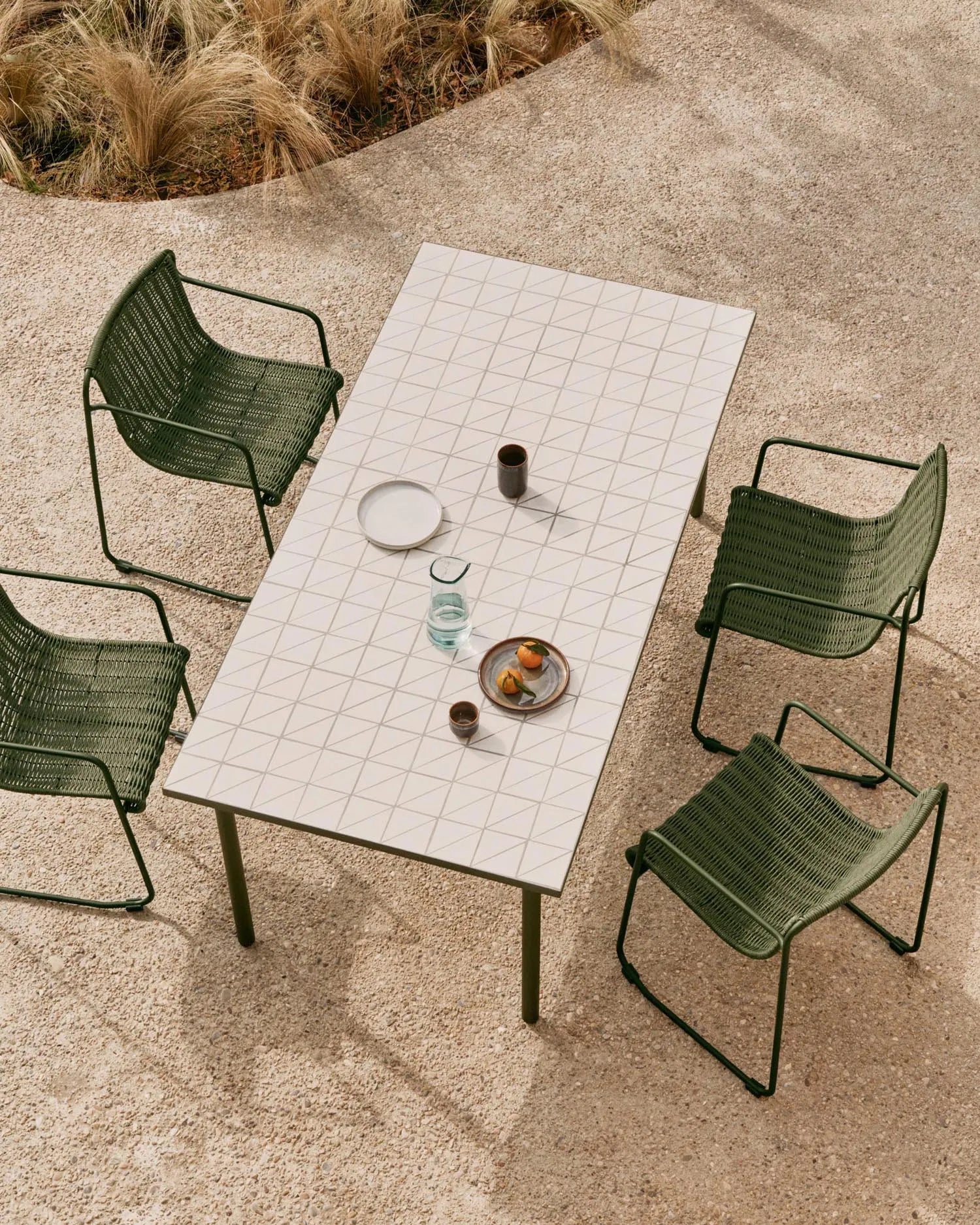 Eleganter Outdoor-Tisch Maurina: Grüner Stahlrahmen, écru Kacheln, 223x101 cm, perfekt für Terrasse oder Garten.
