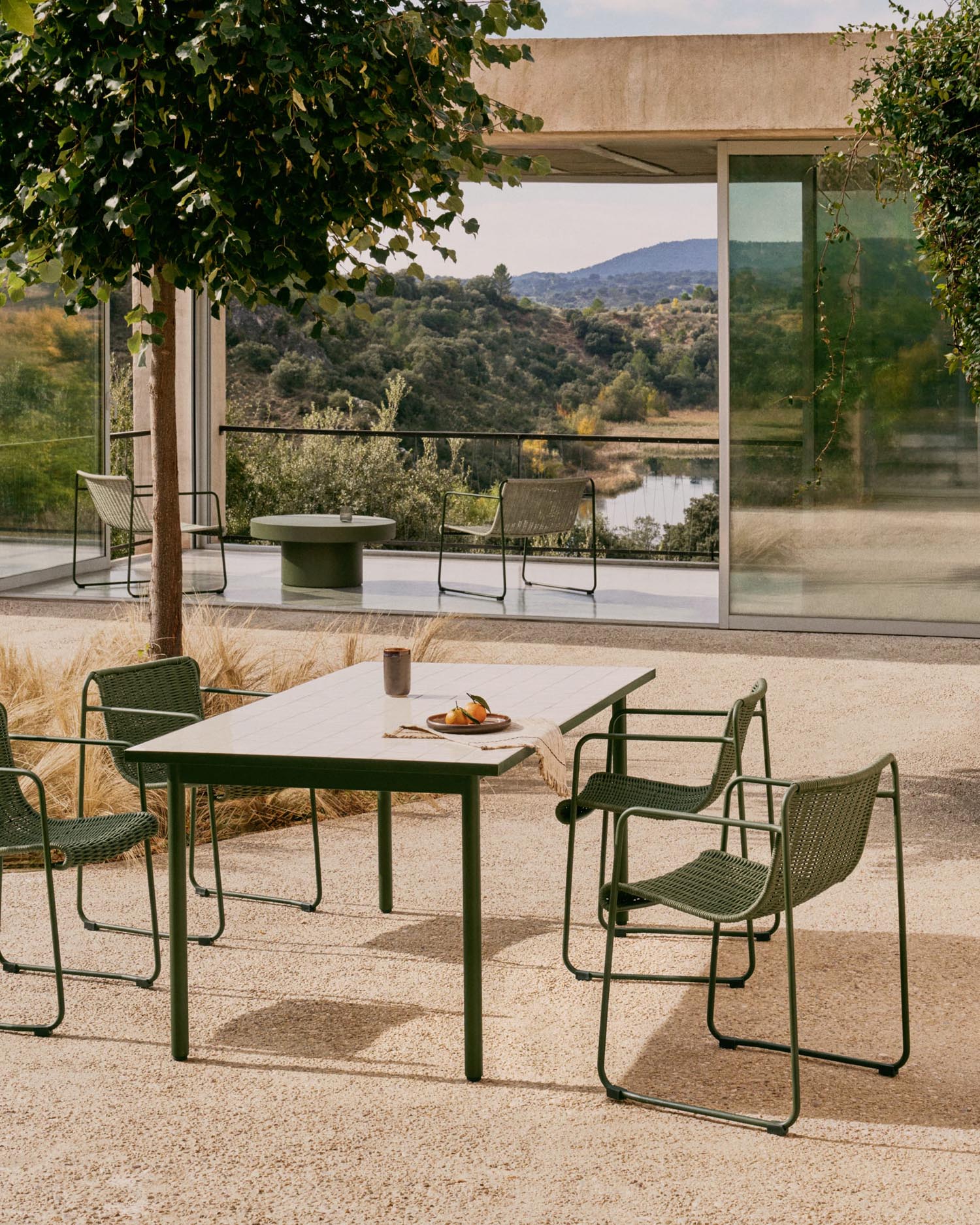 Eleganter Outdoor-Stuhl aus grünem Stahl mit écru Keramikkacheln, robust und stilvoll für Garten oder Terrasse.