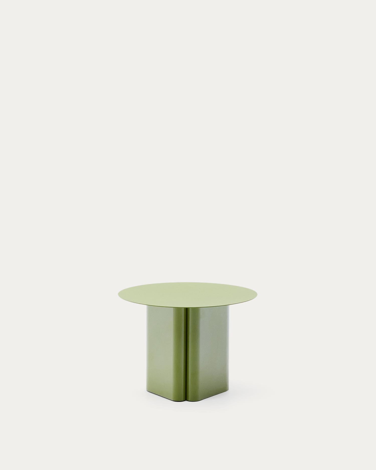 Der stilvolle Beistelltisch Arvin von Kave Home aus grünem Eisen (Ø 55 cm) kombiniert modernes Design mit praktischer Funktionalität und passt in jedes Zuhause.