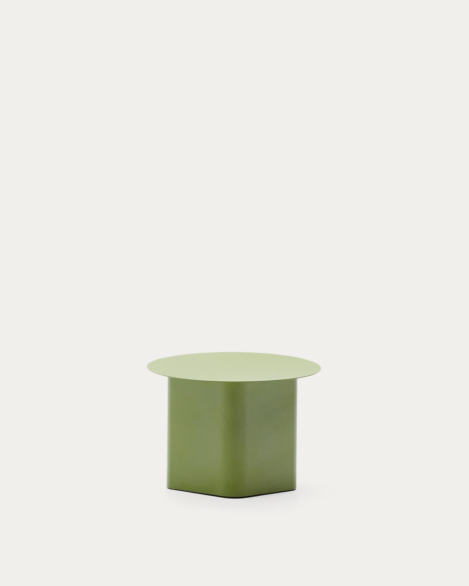 Der elegante Beistelltisch Arvin von Kave Home aus robustem, grünem Eisen (Ø 55 cm) vereint minimalistisches Design mit vielseitiger Einsatzfähigkeit.