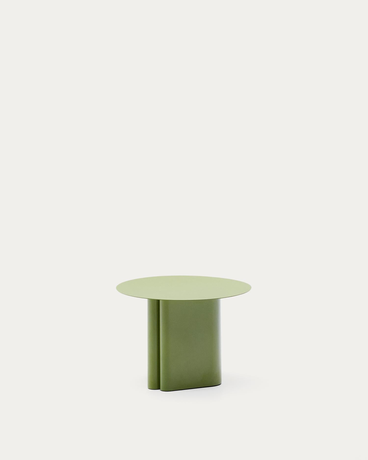 Der stilvolle Beistelltisch Arvin von Kave Home aus grünem Eisen (Ø 55 cm) kombiniert modernes Design mit praktischer Funktionalität und passt in jedes Zuhause.