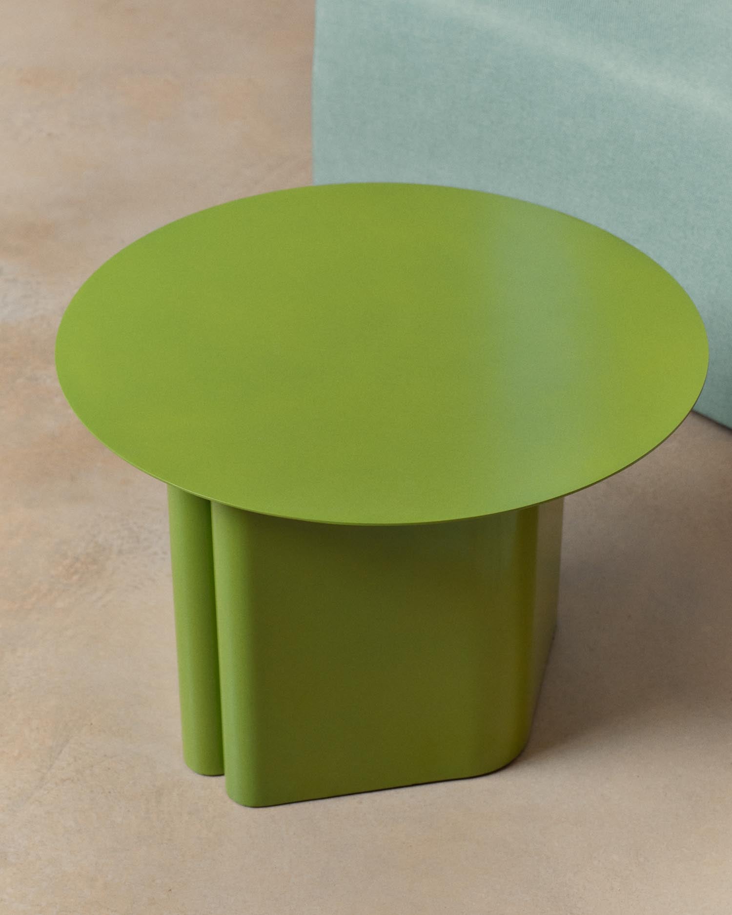 Der stilvolle Beistelltisch Arvin von Kave Home aus grünem Eisen (Ø 55 cm) kombiniert modernes Design mit praktischer Funktionalität.