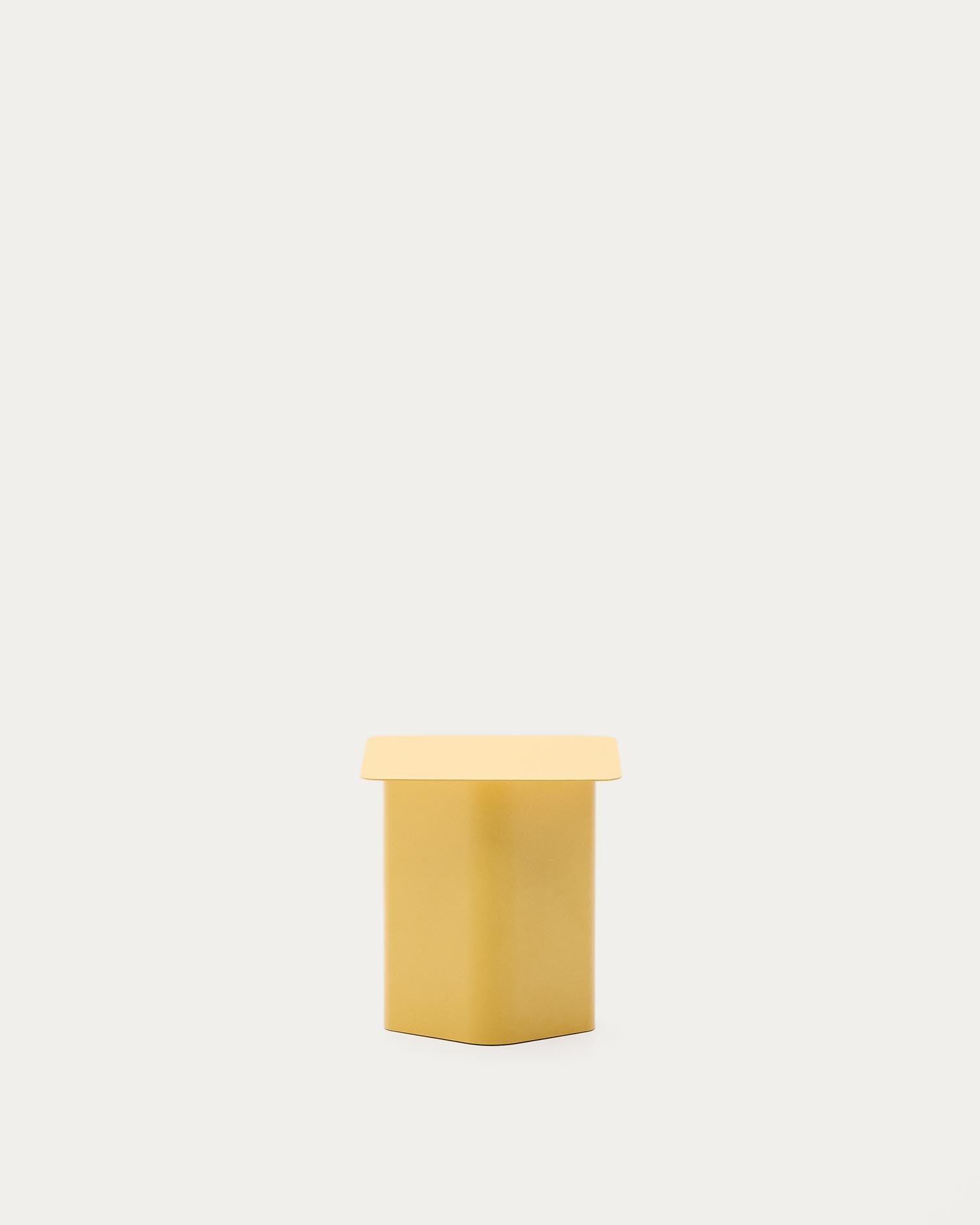 Setzen Sie mit dem Beistelltisch Arvin von Kave Home in strahlendem Gelb einen stilvollen Akzent. Der 42 x 42 cm große Tisch aus hochwertigem Eisen vereint minimalistisches Design mit praktischer Funktionalität.