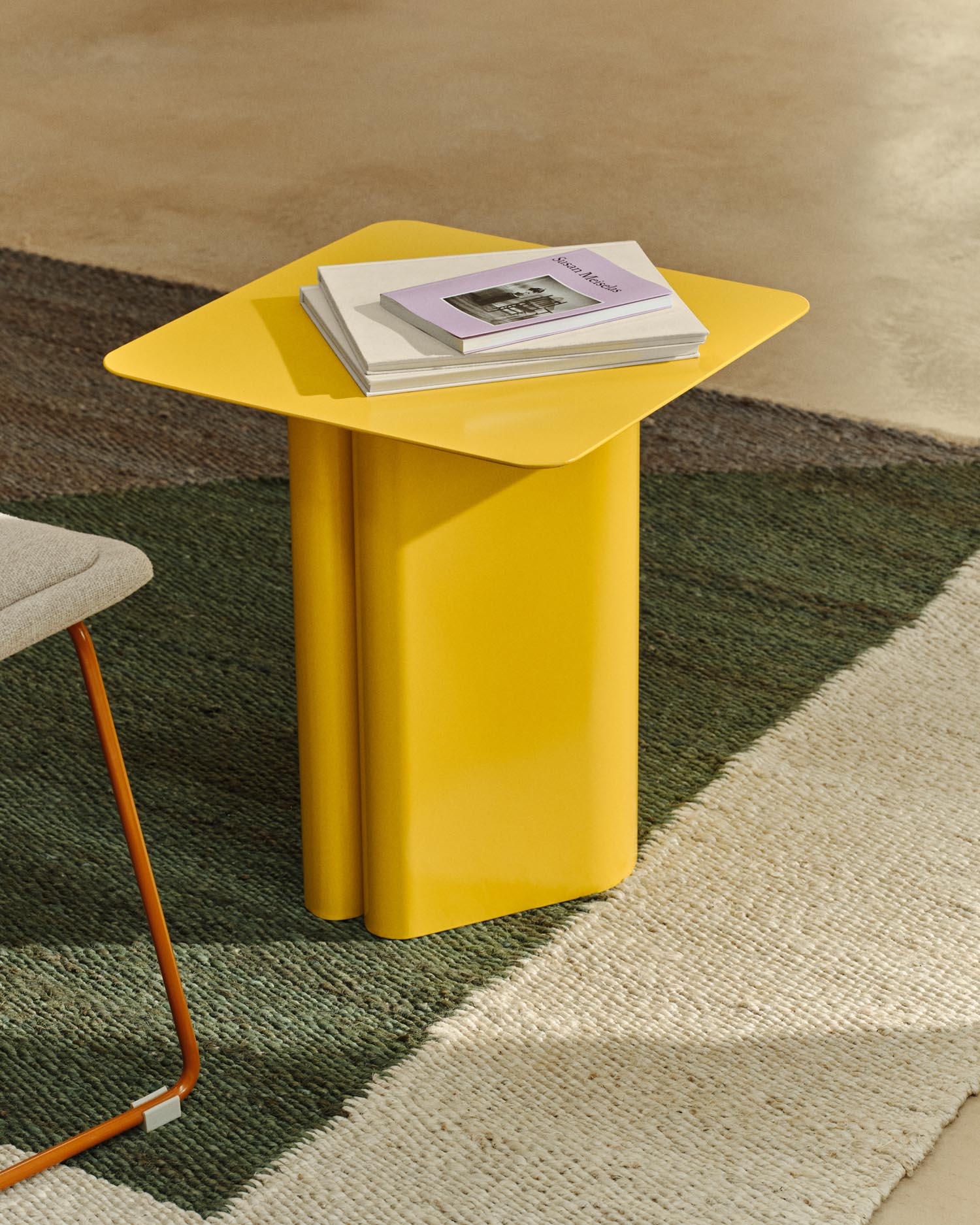 Entdecken Sie den eleganten Beistelltisch Arvin von Kave Home in leuchtendem Gelb. Mit 42 x 42 cm vereint er minimalistisches Design und Funktionalität.