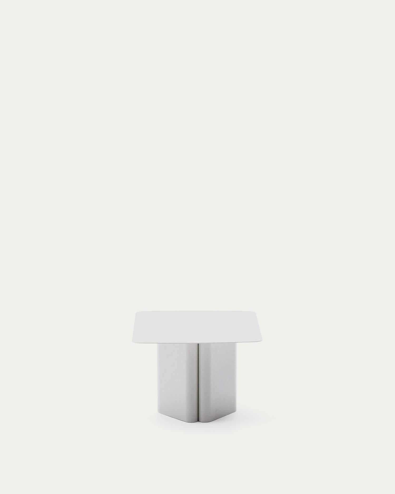 Erleben Sie den Couchtisch Arvin aus hochwertigem grauen Eisen (70 x 52 cm) von Kave Home – minimalistisches Design trifft auf zeitlose Eleganz.