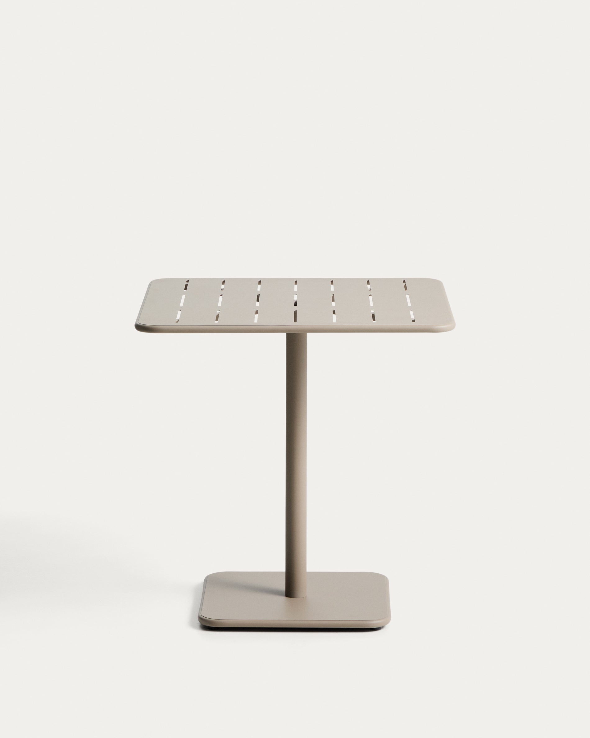 Outdoor-Tisch Brai aus taupefarben verzinktem Stahl, 70 x 70 cm in Taupe präsentiert im Onlineshop von KAQTU Design AG. Gartentisch ist von Kave Home