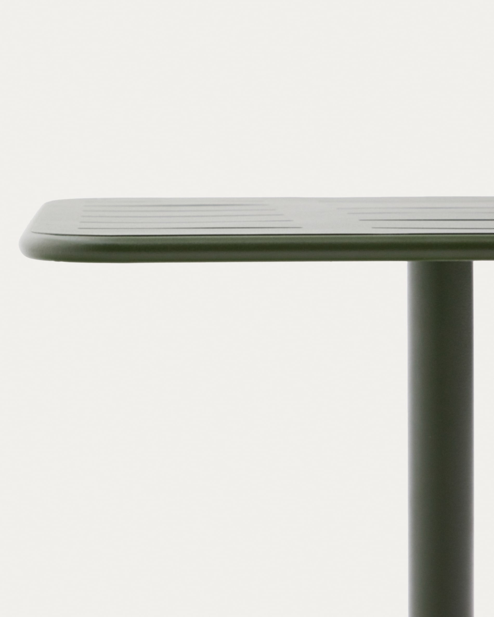Moderner Outdoor-Tisch Brai, 70x70 cm, aus grünem verzinktem Stahl, ideal für Garten oder Terrasse, robust und stilvoll.
