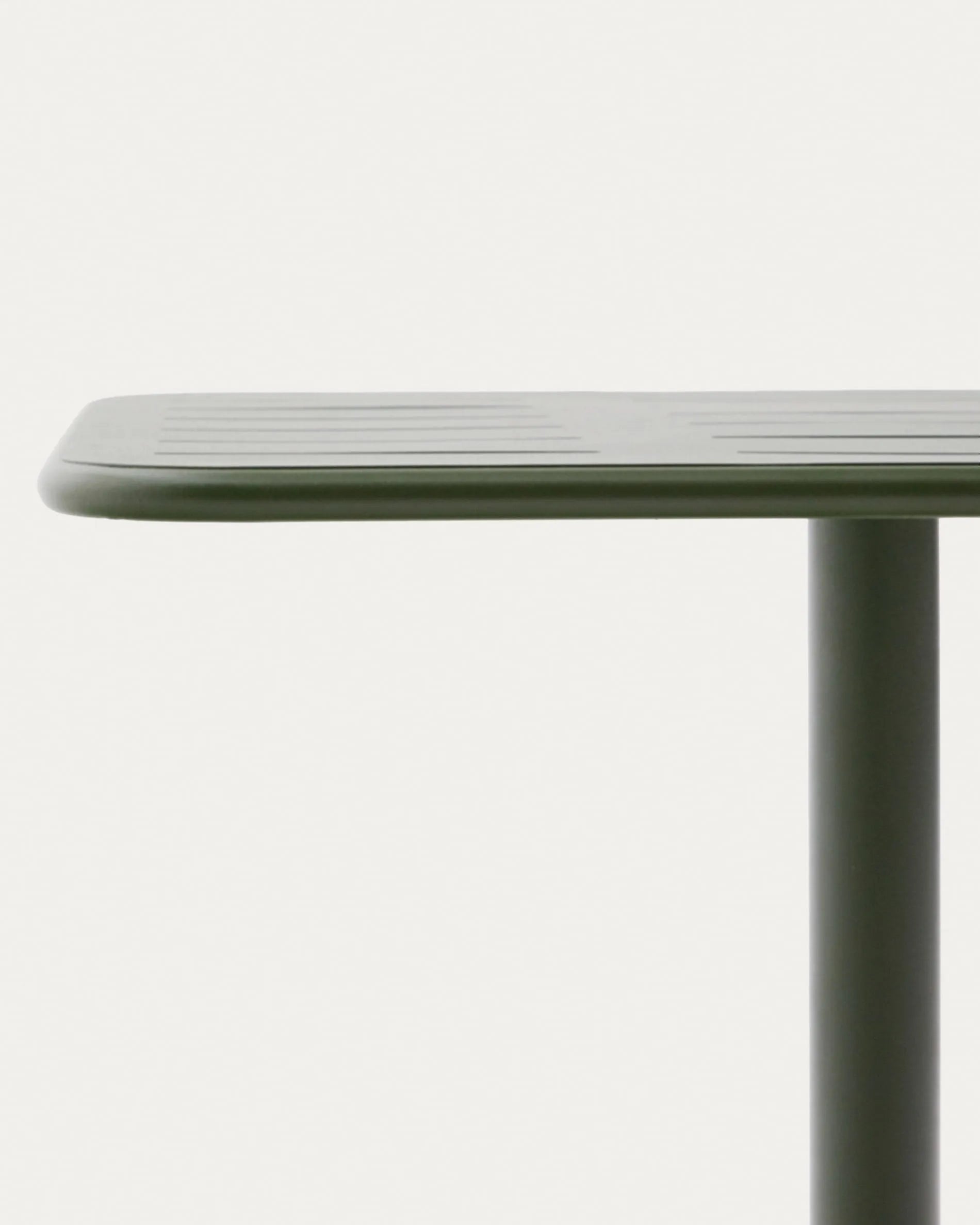 Outdoor-Tisch Brai, 70x70 cm, aus grünem verzinktem Stahl, perfekt für Garten oder Terrasse, langlebig und modern gestaltet.