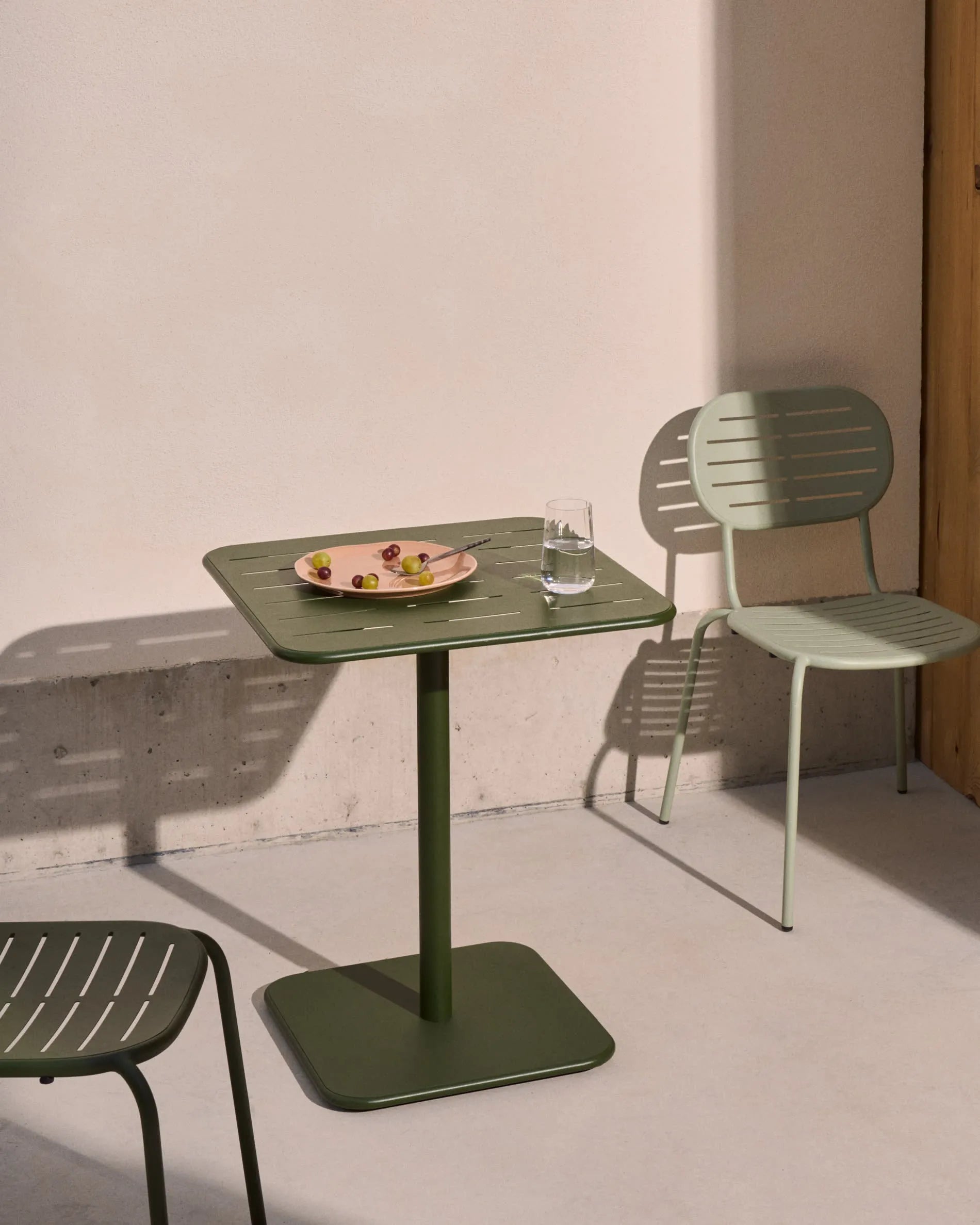 Moderner Outdoor-Tisch Brai aus grün verzinktem Stahl, 70x70 cm, ideal für Garten oder Terrasse, robust und stilvoll.