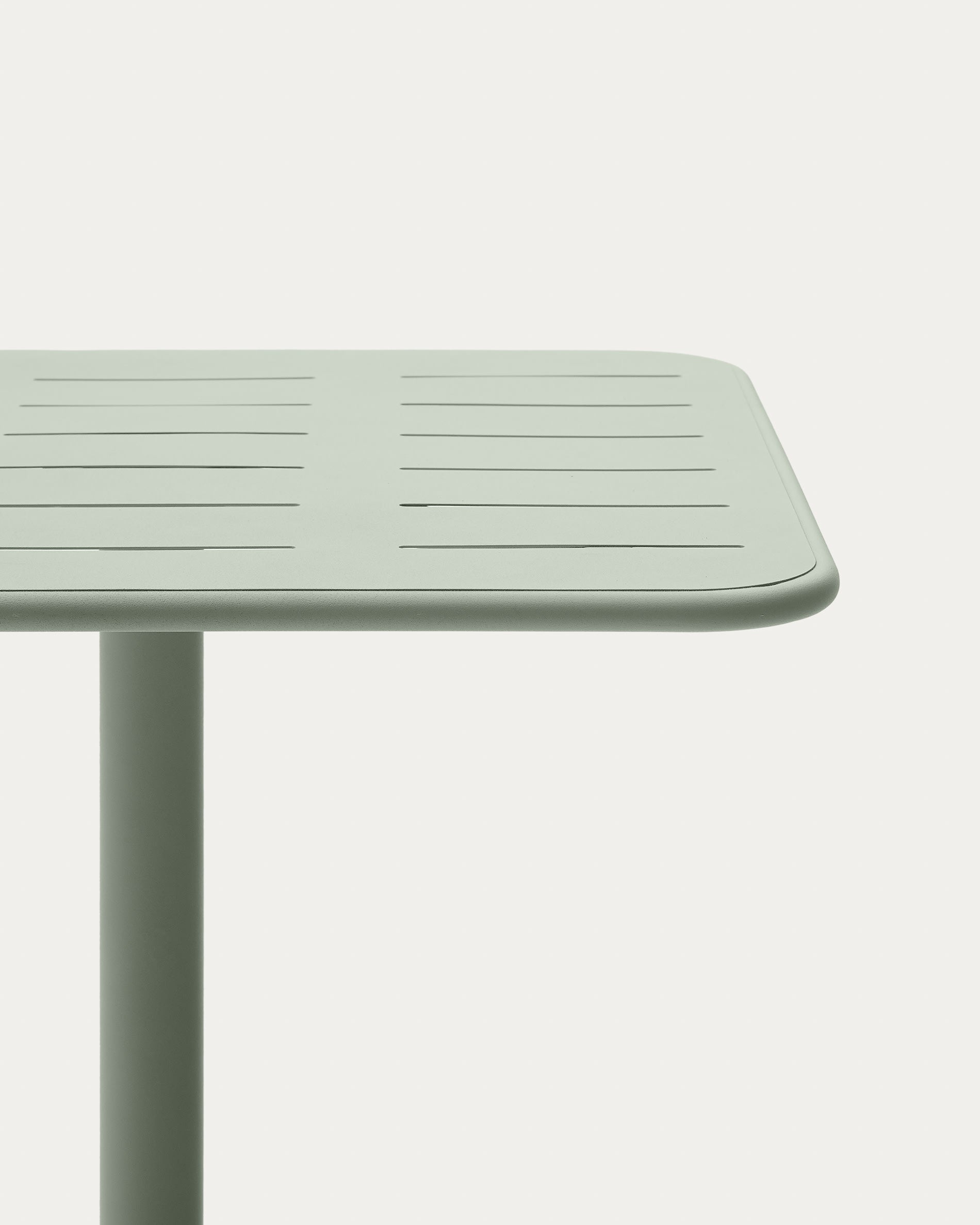 Moderner Outdoor-Tisch Brai aus türkis verzinktem Stahl, 70x70 cm, ideal für stilvolle Terrassen und Außenbereiche.