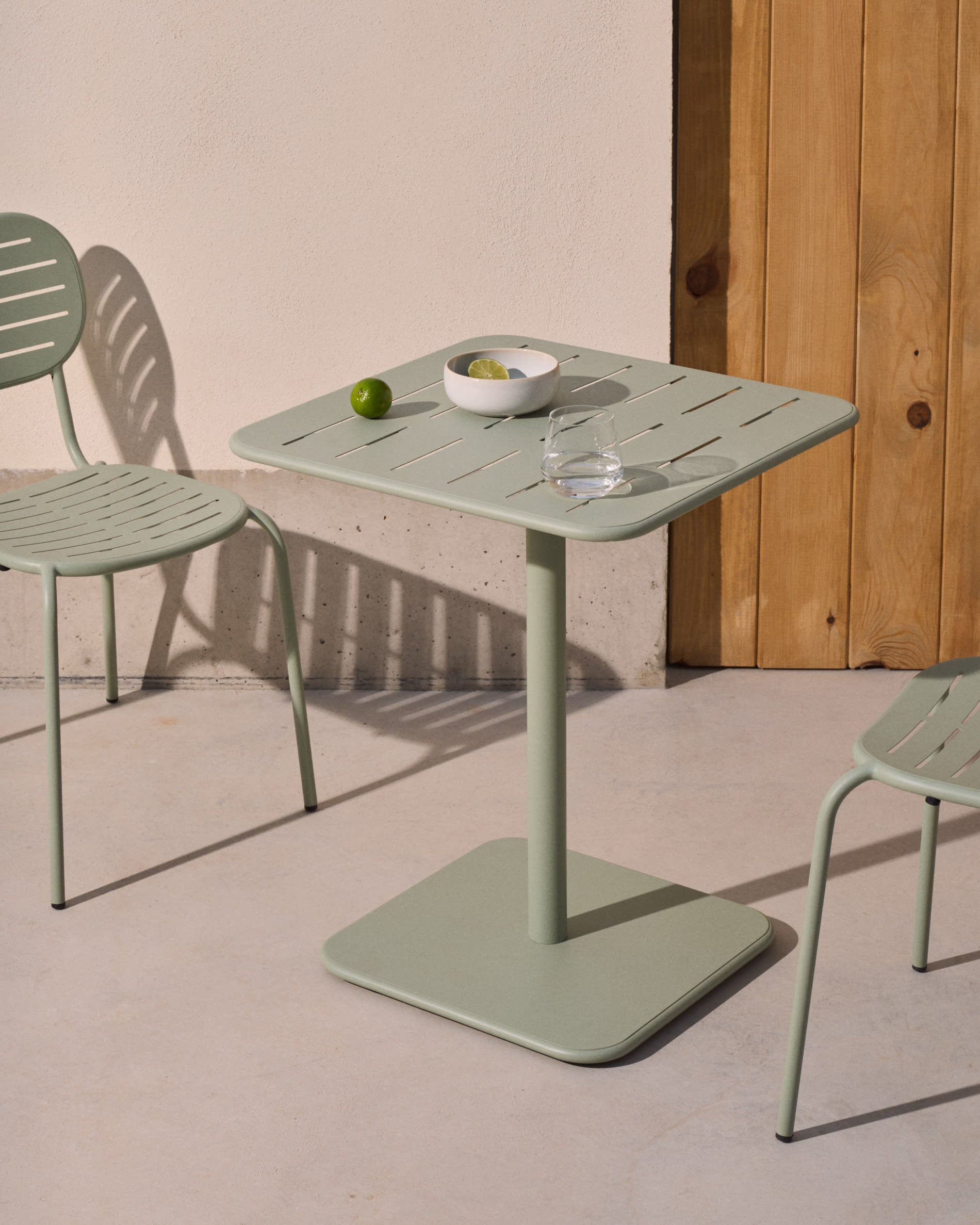 Eleganter, wetterfester Outdoor-Tisch aus türkis verzinktem Stahl, ideal für kleine Terrassen.