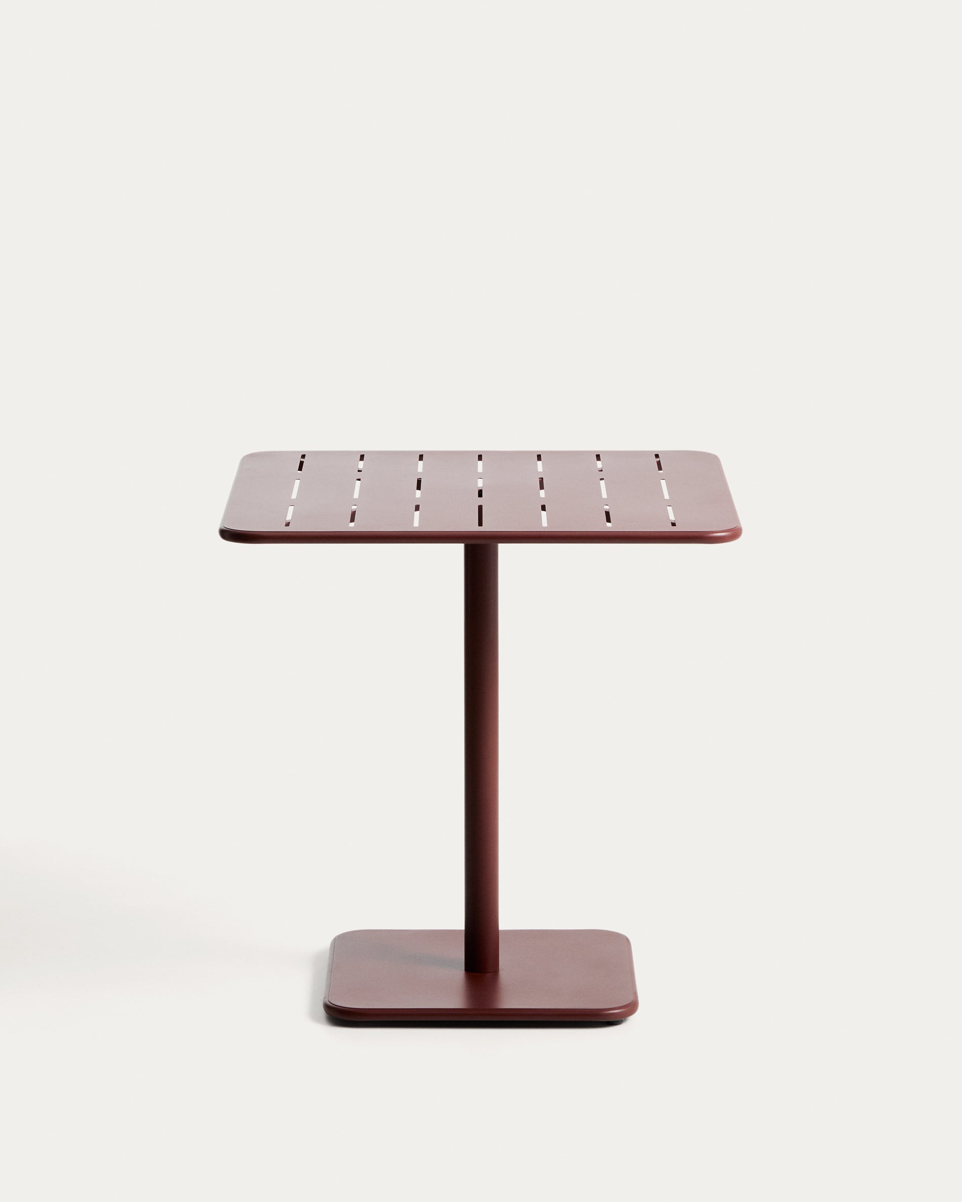 Outdoor-Tisch Brai aus granatrot verzinktem Stahl, 70 x 70 cm in  präsentiert im Onlineshop von KAQTU Design AG. Gartentisch ist von Kave Home