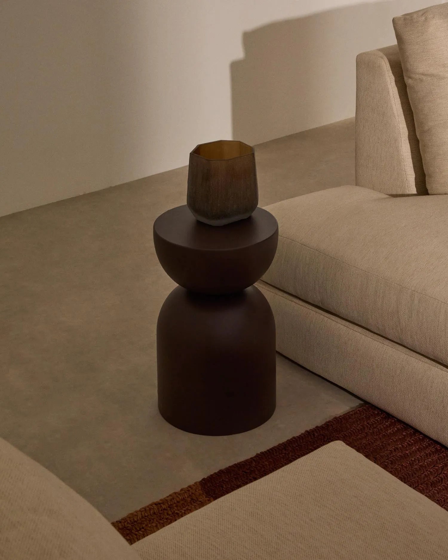 Beistelltisch Rachell aus Metall mit lackierter Oberfläche in Dunkellila Ø30 cm in Lila präsentiert im Onlineshop von KAQTU Design AG. Beistelltisch ist von Kave Home