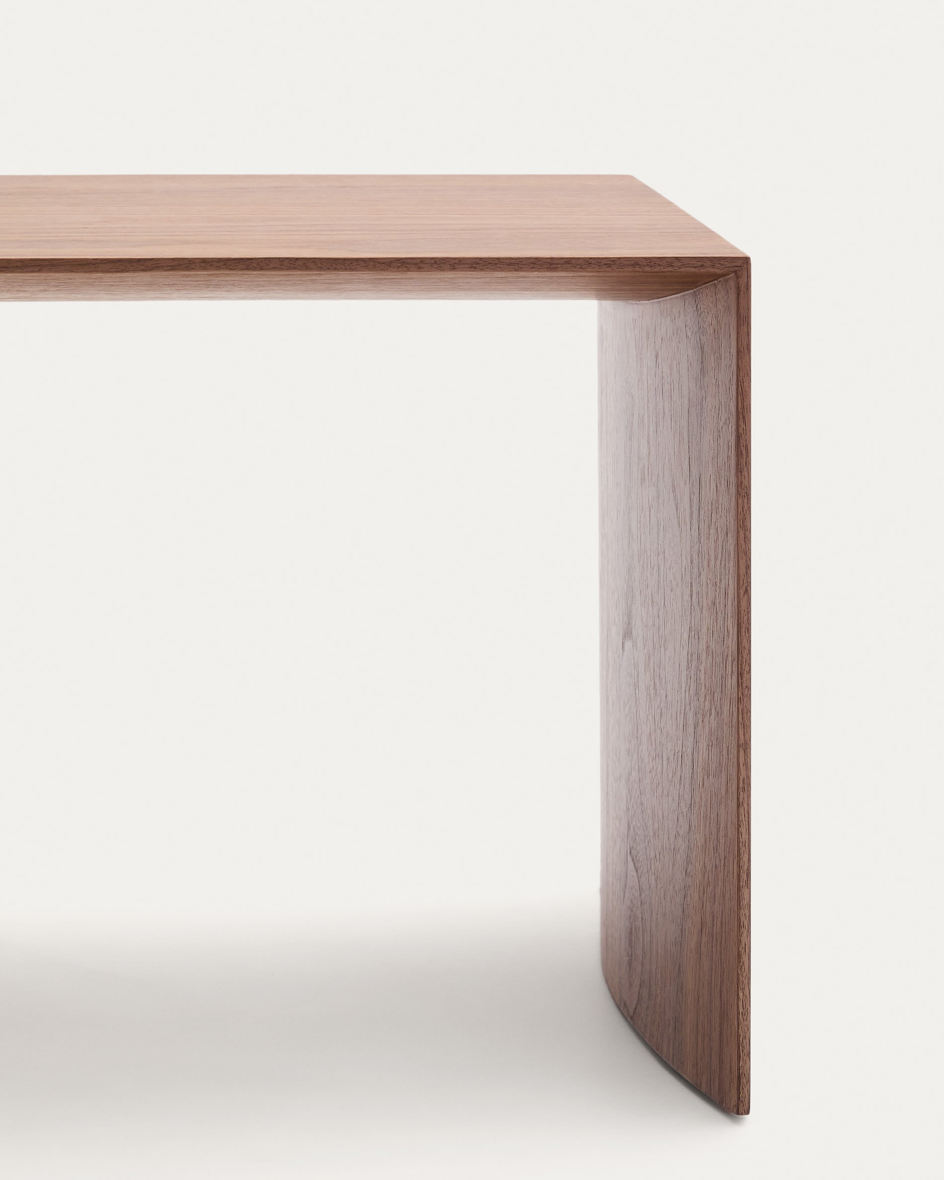 Eleganter Beistelltisch Litto aus Walnussfurnier mit natürlichem Finish, 55x40 cm, ideal für modernes Wohnen, von Kave Home.