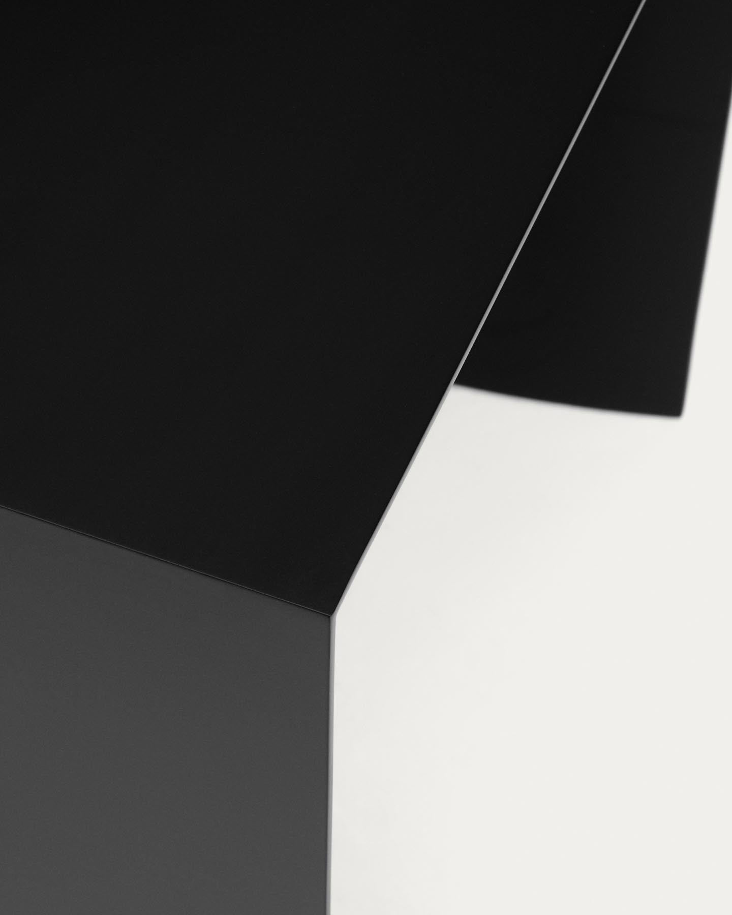 Beistelltisch Litto aus schwarz lackiertem MDF 55 x 40 cm in Schwarz präsentiert im Onlineshop von KAQTU Design AG. Beistelltisch ist von Kave Home