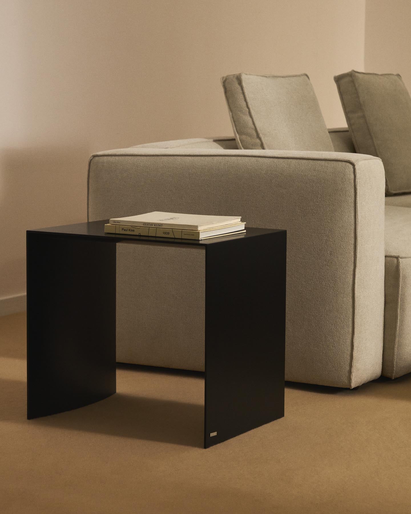 Beistelltisch Litto aus schwarz lackiertem MDF 55 x 40 cm in Schwarz präsentiert im Onlineshop von KAQTU Design AG. Beistelltisch ist von Kave Home