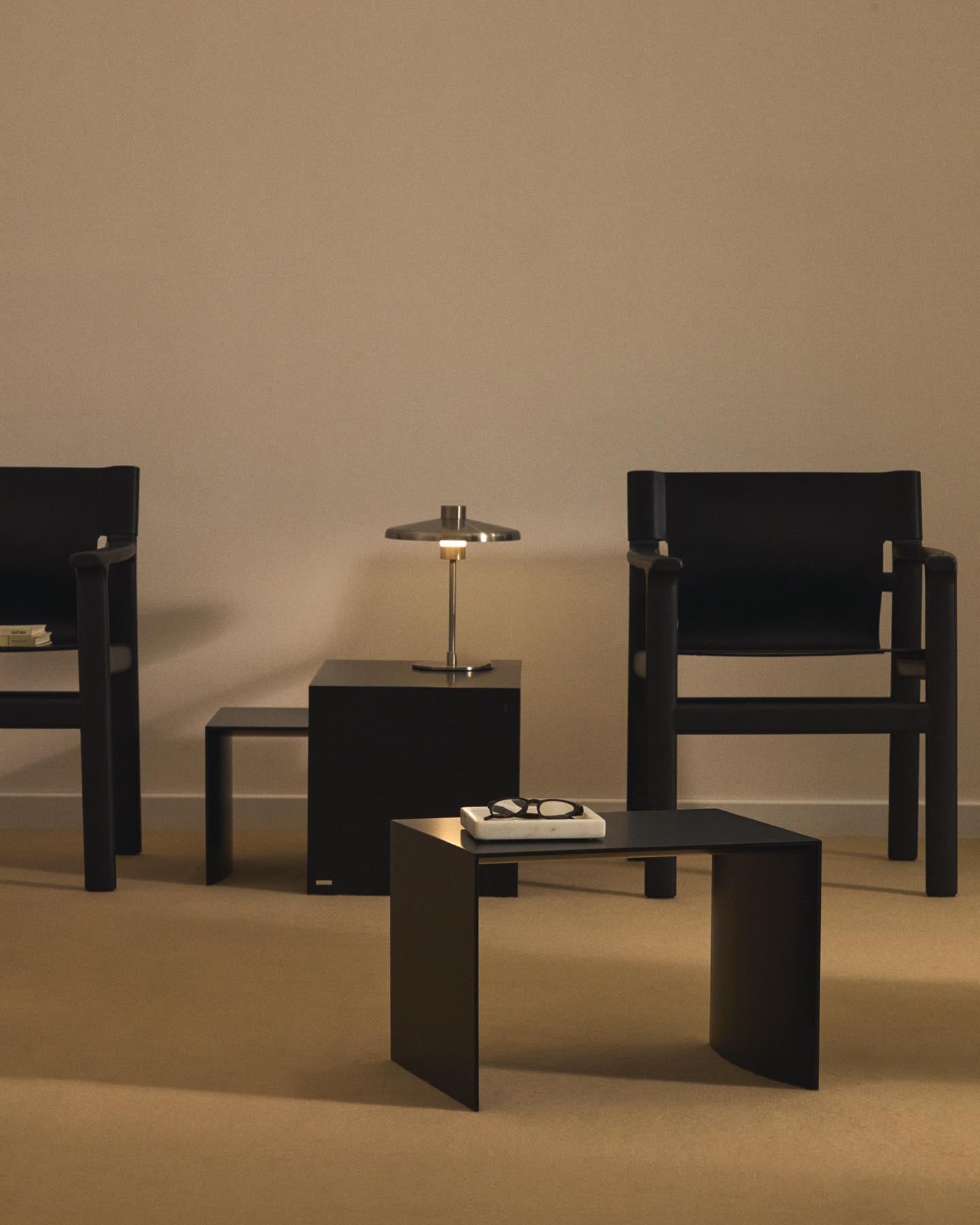 Beistelltisch Litto aus schwarz lackiertem MDF 55 x 40 cm in Schwarz präsentiert im Onlineshop von KAQTU Design AG. Beistelltisch ist von Kave Home