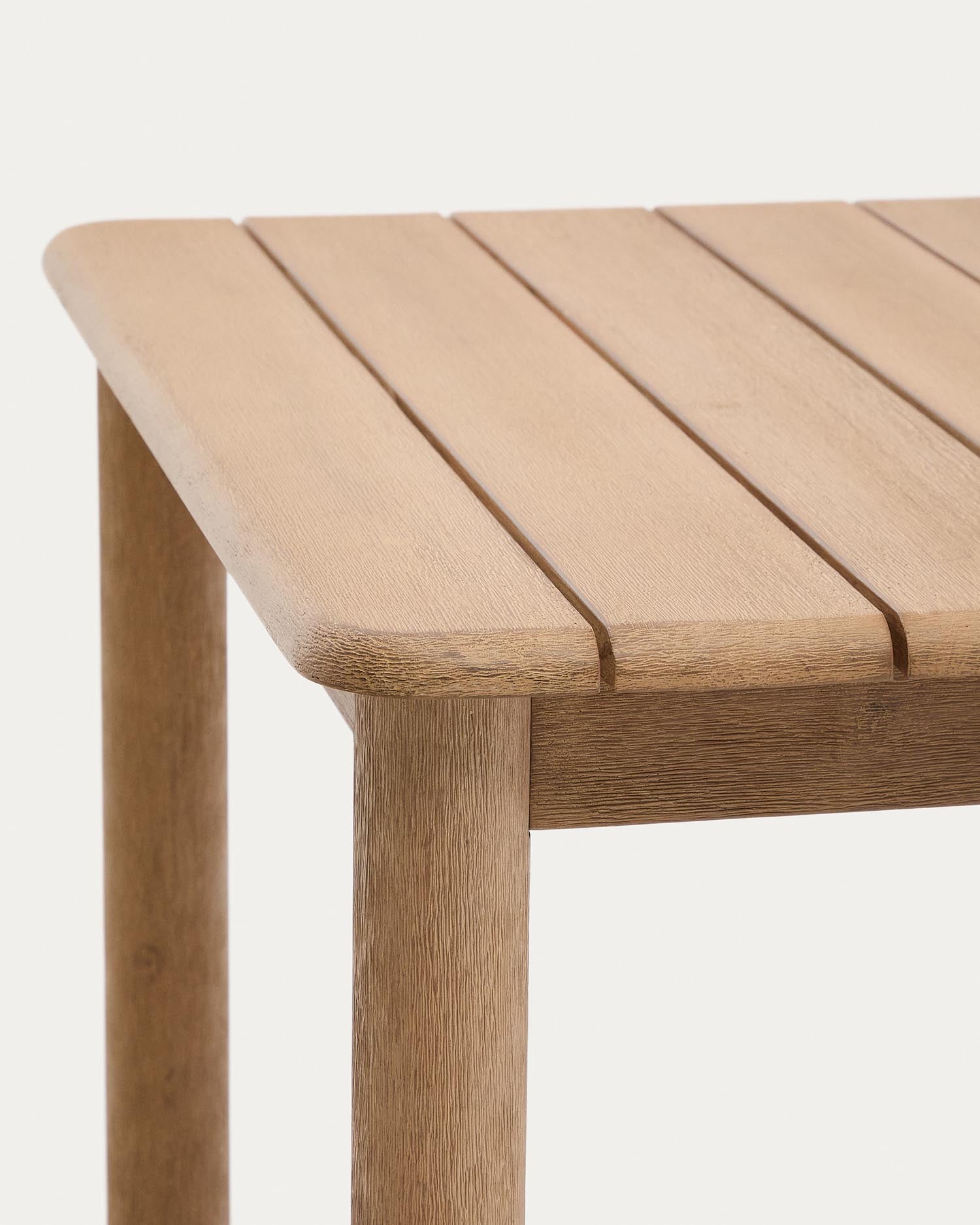 Entdecken Sie den eleganten Tisch Sori aus massivem Akazienholz. Mit 138 x 78 cm bietet er perfekten Platz für gesellige Stunden im Freien.
