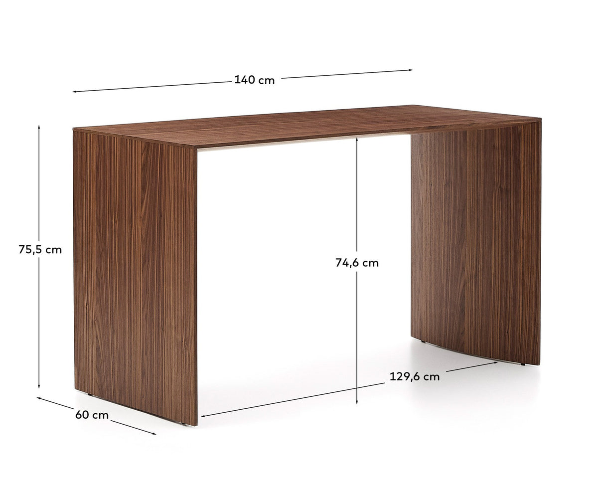 Arbeitstisch Litto aus Nussbaumfurnier FSC Mix Credit 140 x 60 cm in Dunkelbraun präsentiert im Onlineshop von KAQTU Design AG. Schreibtisch ist von Kave Home