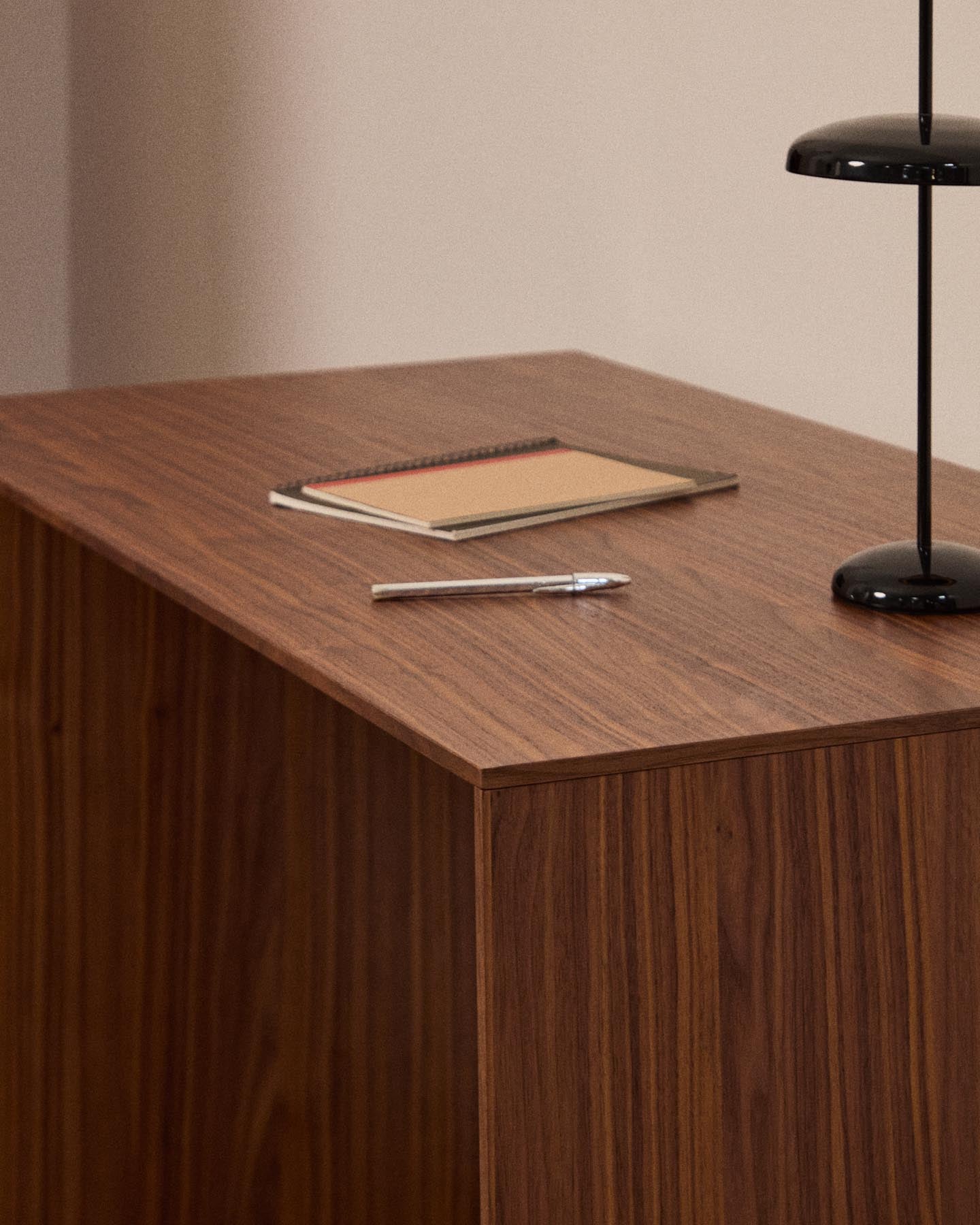 Arbeitstisch Litto aus Nussbaumfurnier FSC Mix Credit 140 x 60 cm in Dunkelbraun präsentiert im Onlineshop von KAQTU Design AG. Schreibtisch ist von Kave Home