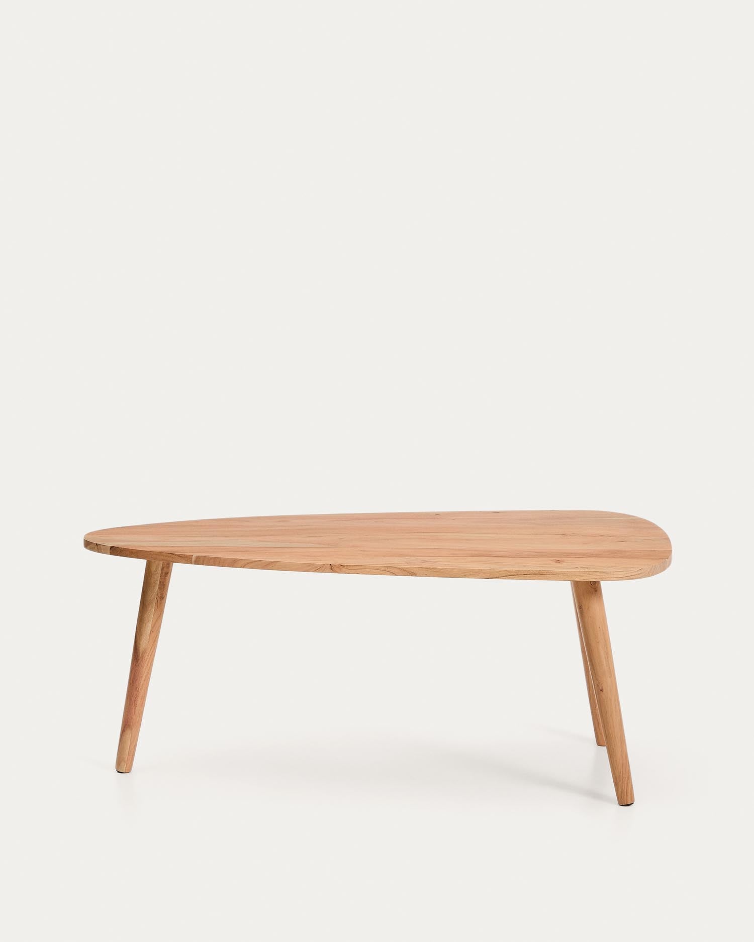 Entdecken Sie den stilvollen Couchtisch Duvani aus massivem Akazienholz mit gebleichtem Finish. Ideal für ein modernes und elegantes Wohnzimmer.