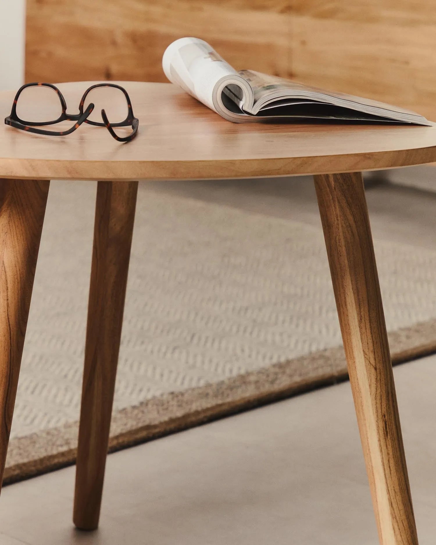 2er-Set Beistelltische Duvani aus massivem Akazienholz mit gebleichtem Finish in Beige präsentiert im Onlineshop von KAQTU Design AG. Beistelltisch ist von Kave Home
