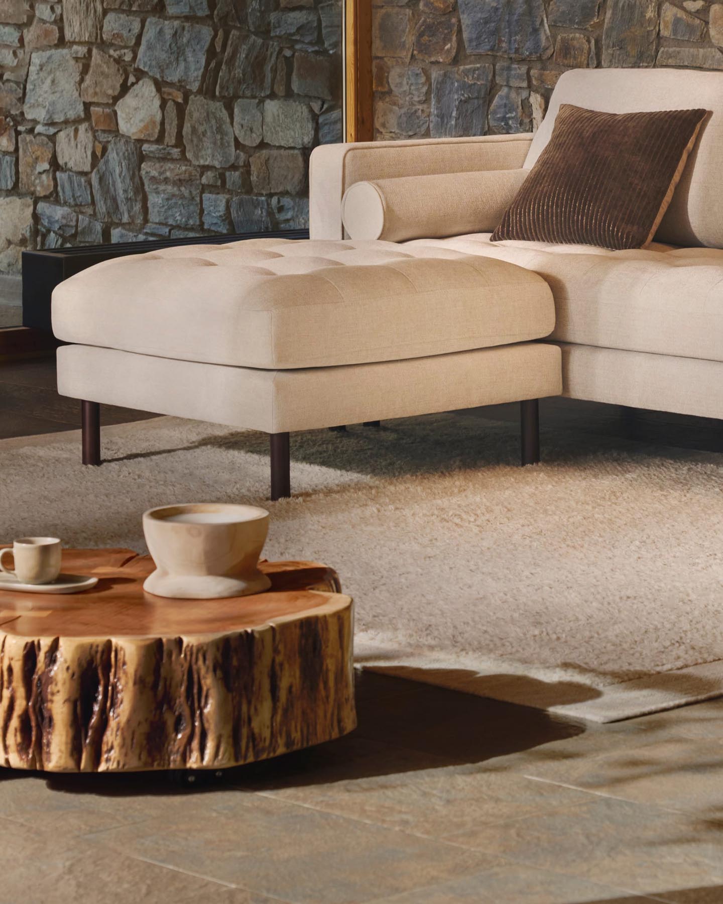 Entdecken Sie den einzigartigen Couchtisch Tavine aus massivem Akazienholz mit gebleichtem Finish und praktischen Rollen. Ideal für jedes Zuhause!
