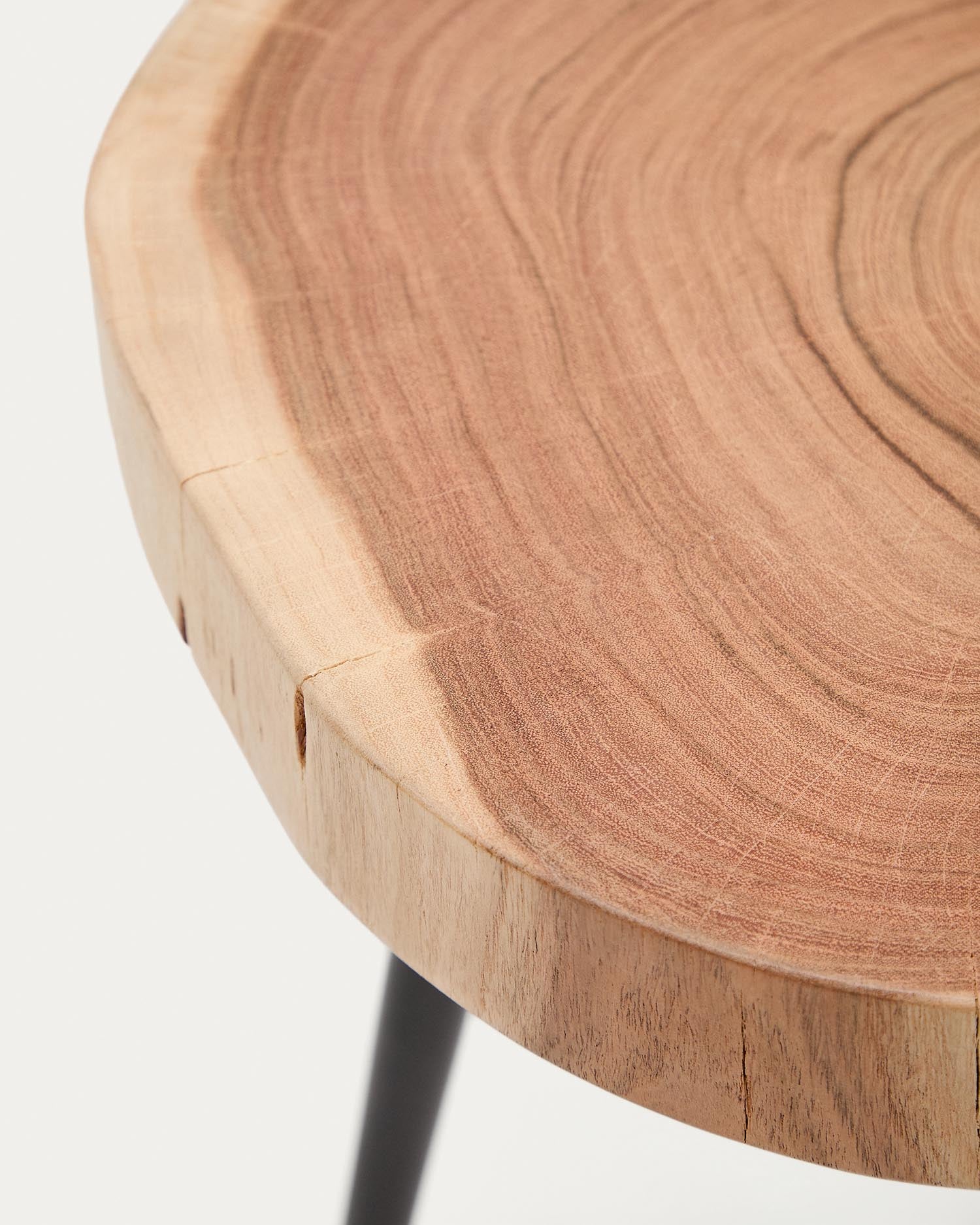Entdecken Sie den Beistelltisch Tanive aus massivem Akazienholz mit elegantem gebleichtem Finish und stabilen Stahlbeinen – ein einzigartiges Design für Ihr Zuhause!