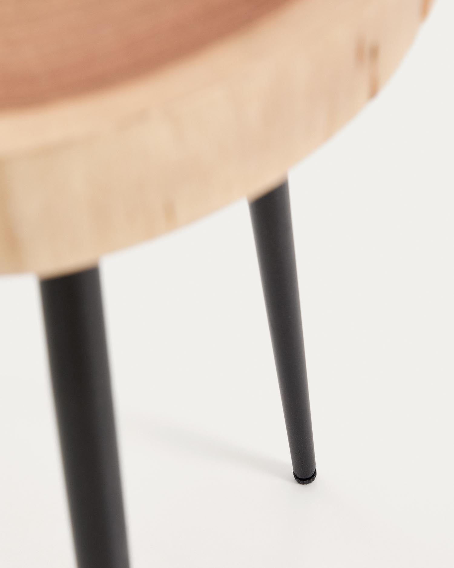 Entdecken Sie den Beistelltisch Tanive: Ein einzigartiges Möbelstück aus massivem Akazienholz mit elegantem gebleichtem Finish und stabilen Stahlbeinen – perfekt für jeden Raum!