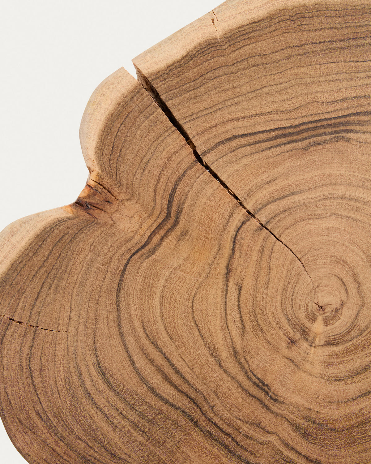 Beistelltisch Tanive aus massivem Akazienholz mit gebleichtem Finish und schwarzen Stahlbeinen Ø 35 cm in Natur, Schwarz präsentiert im Onlineshop von KAQTU Design AG. Beistelltisch ist von Kave Home