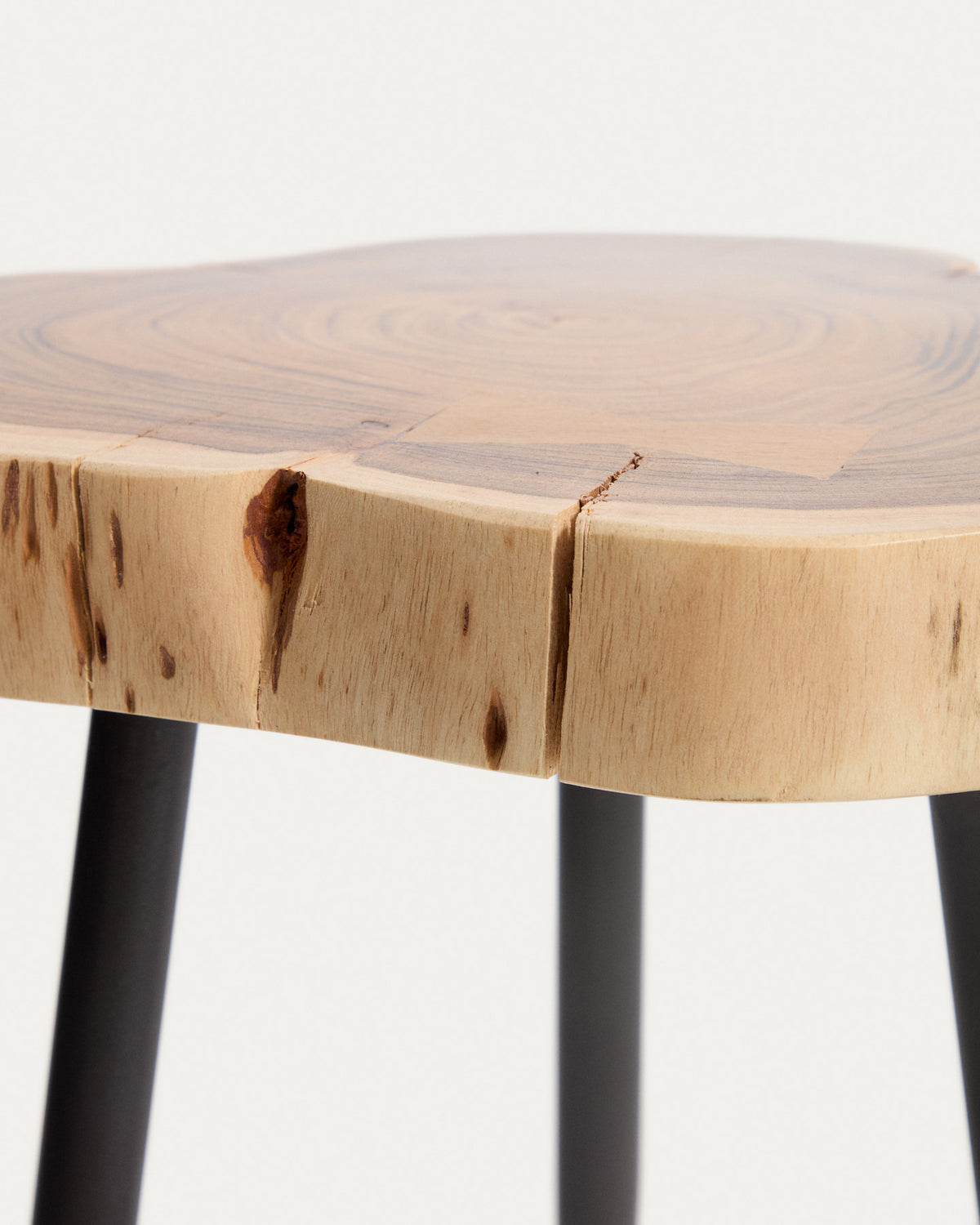 Beistelltisch Tanive aus massivem Akazienholz mit gebleichtem Finish und schwarzen Stahlbeinen Ø 35 cm in Natur, Schwarz präsentiert im Onlineshop von KAQTU Design AG. Beistelltisch ist von Kave Home