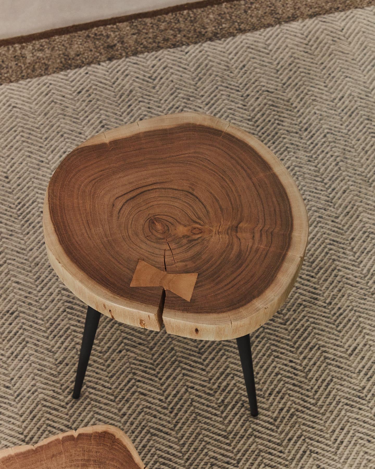 Erleben Sie den Beistelltisch Tanive aus hochwertigem Akazienholz mit modernem gebleichtem Finish und robusten Stahlbeinen – ein stilvolles Highlight für jeden Raum!