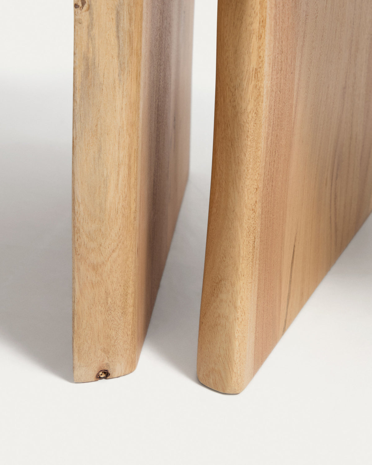 2er-Set Beistelltische Lomiri aus massivem Akazienholz mit gebleichtem Finish 50 x 42 cm / 34 x 42 cm in Natur präsentiert im Onlineshop von KAQTU Design AG. Beistelltisch ist von Kave Home