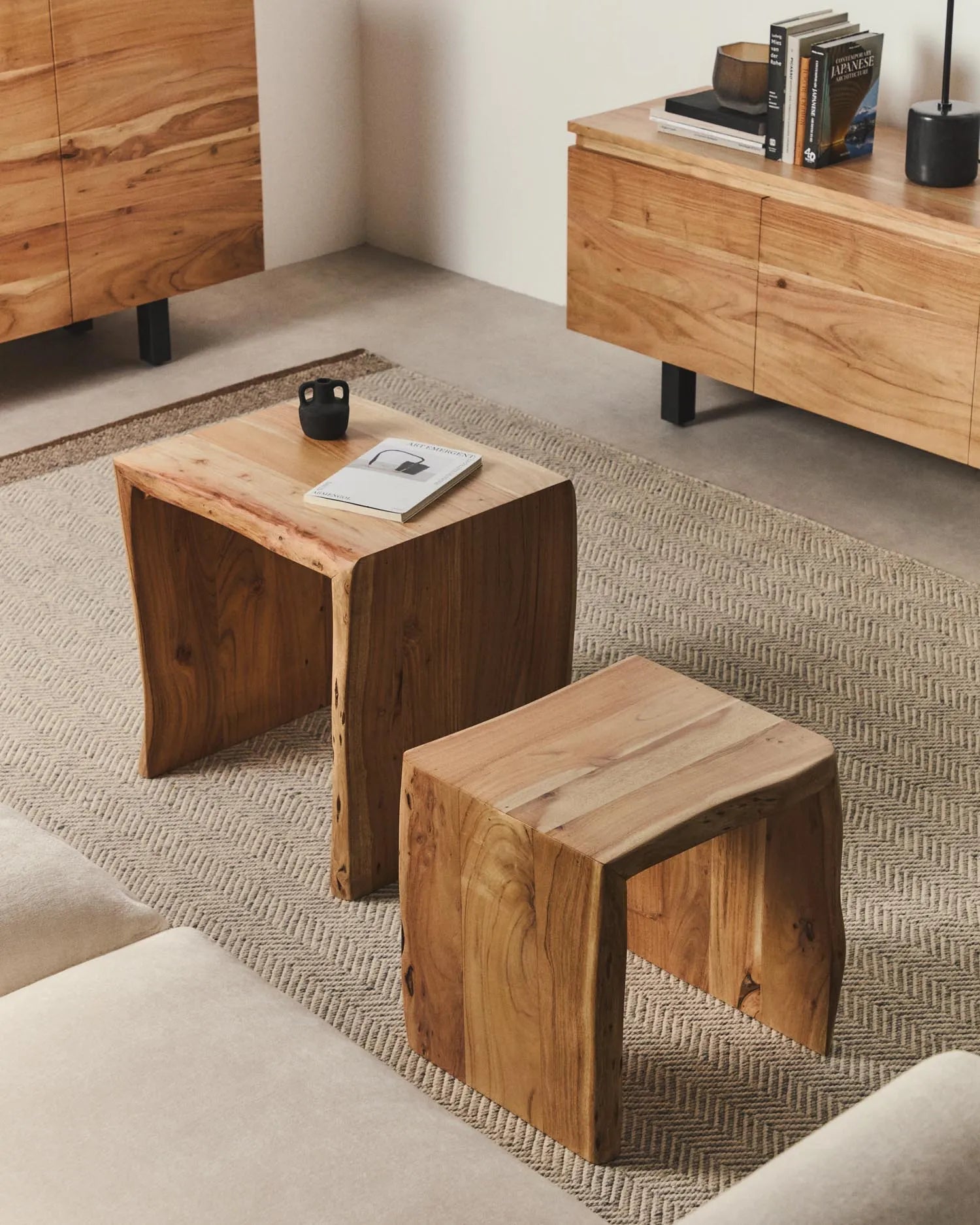 2er-Set Beistelltische Lomiri aus massivem Akazienholz mit gebleichtem Finish 50 x 42 cm / 34 x 42 cm in Natur präsentiert im Onlineshop von KAQTU Design AG. Beistelltisch ist von Kave Home