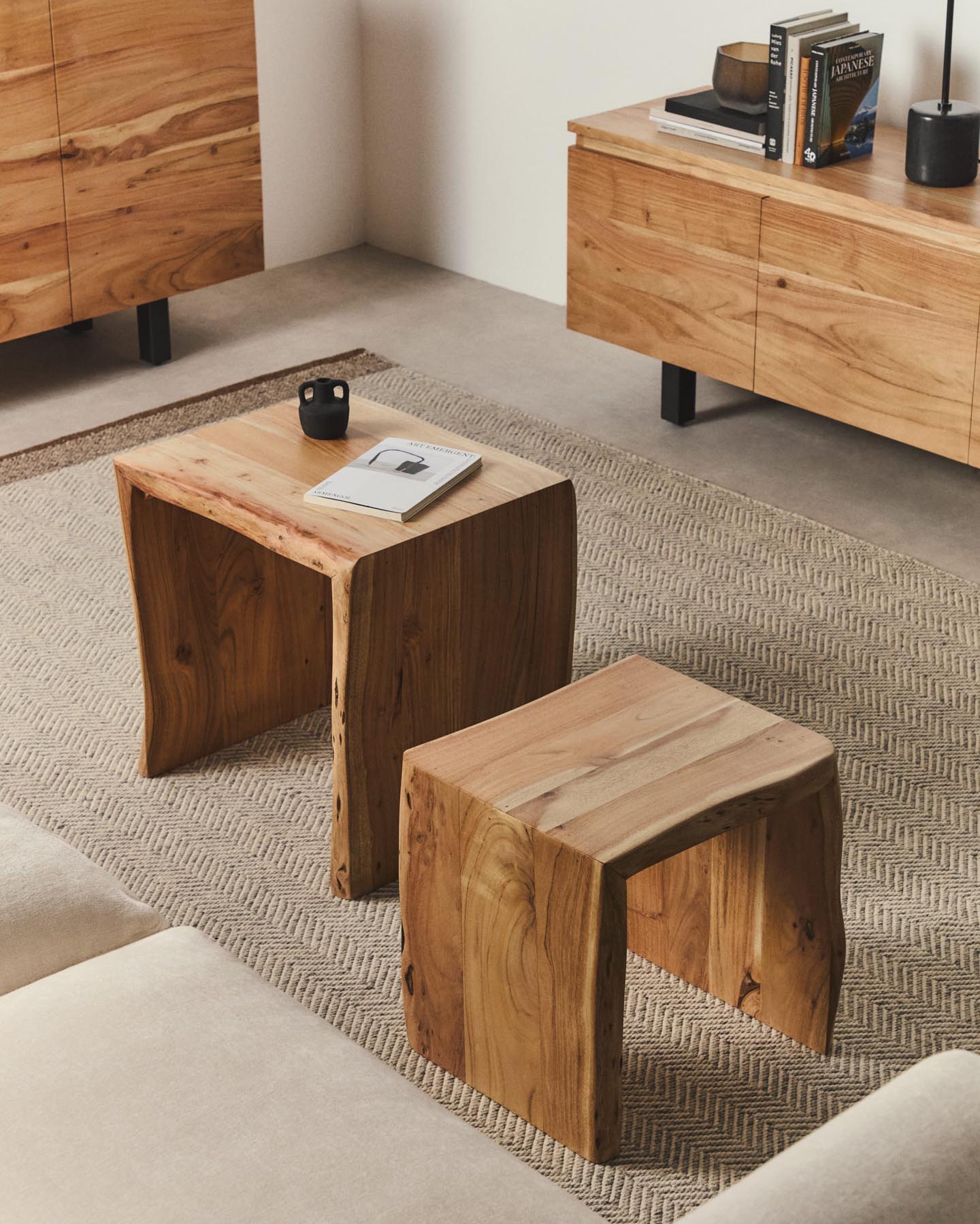 Entdecken Sie die eleganten Beistelltische Lomiri aus massivem Akazienholz mit gebleichtem Finish. Ideal für jeden Raum und Einrichtungsstil.