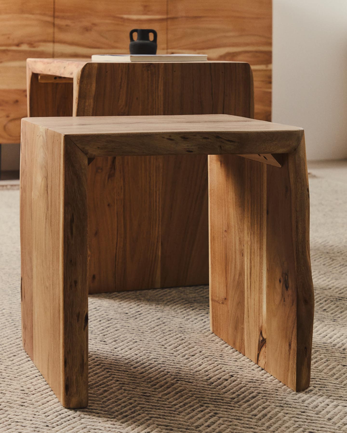 Verleihen Sie Ihrem Zuhause mit dem 2er-Set Beistelltische Lomiri aus robustem Akazienholz und modernem, gebleichtem Finish einen Hauch von Eleganz.