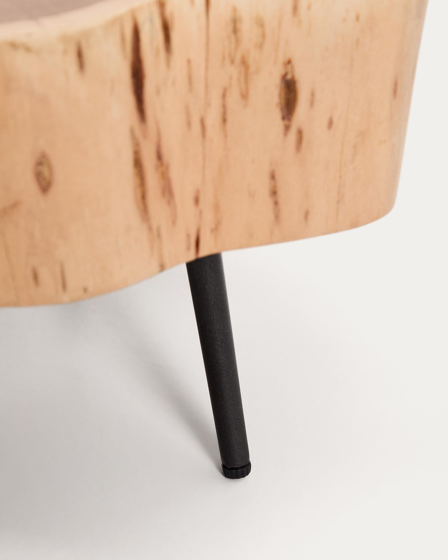 Entdecken Sie den stilvollen Couchtisch Tavine aus massivem Akazienholz mit elegantem gebleichten Finish und stabilen schwarzen Stahlbeinen – ein Unikat für Ihr Zuhause.