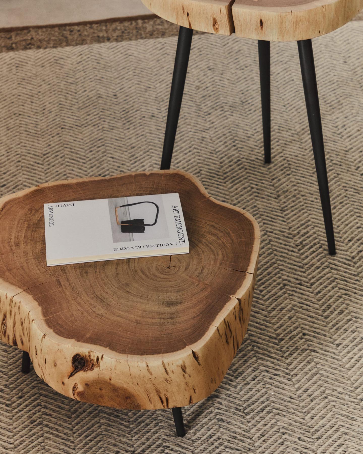 Entdecken Sie den einzigartigen Couchtisch Tavine aus massivem Akazienholz mit gebleichtem Finish und eleganten Stahlbeinen – ein stilvolles Highlight für Ihr Zuhause.