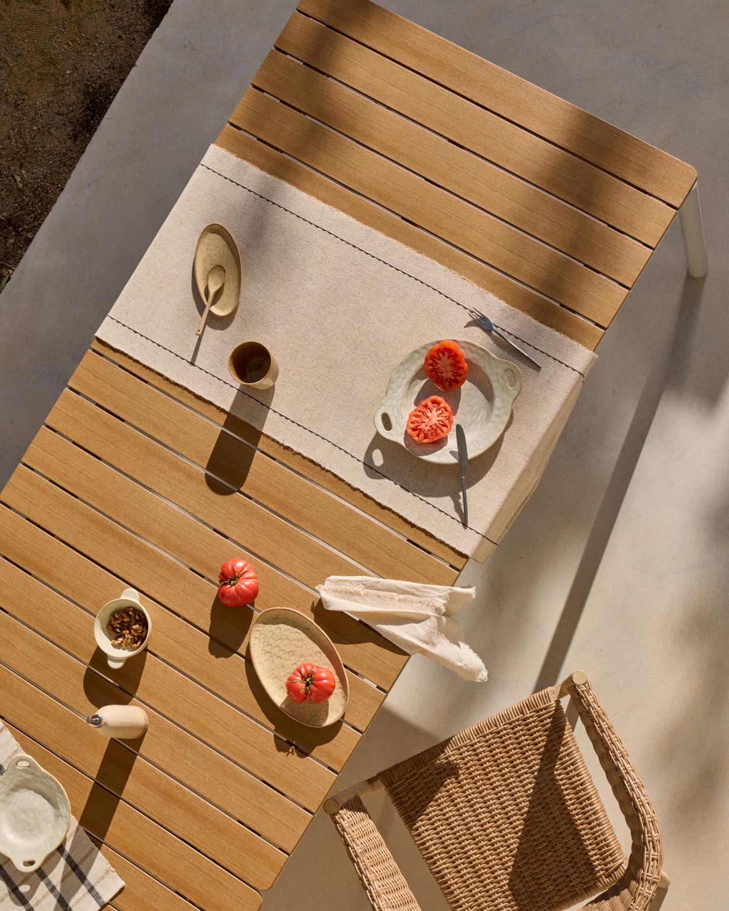 Ausziehbarer Outdoor-Tisch Canyelles aus Polyholz und Aluminium, hellgrau 140 (200) x 90 c in Hellgrau, Braun präsentiert im Onlineshop von KAQTU Design AG. Gartentisch ist von Kave Home