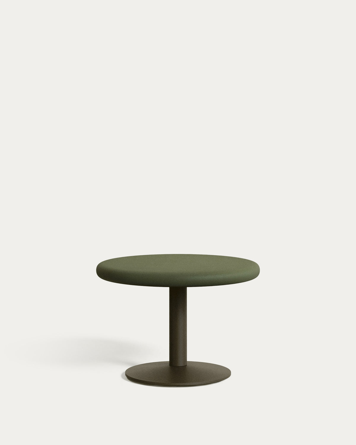 Runder Outdoor-Tisch Esilda mit Tischplatte aus grünem Zement Ø 70 cm und grünem Stahlfuss Ø 42 x 45 cm in Khaki präsentiert im Onlineshop von KAQTU Design AG. Gartentisch ist von Kave Home