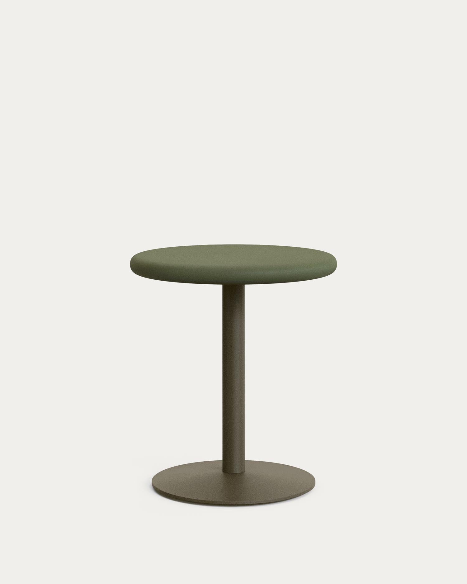 Runder Outdoor-Tisch Esilda mit Tischplatte aus grünem Zement Ø 70 cm und grünem Stahlfuß Ø 55 x 72 cm in Khaki präsentiert im Onlineshop von KAQTU Design AG. Gartentisch ist von Kave Home