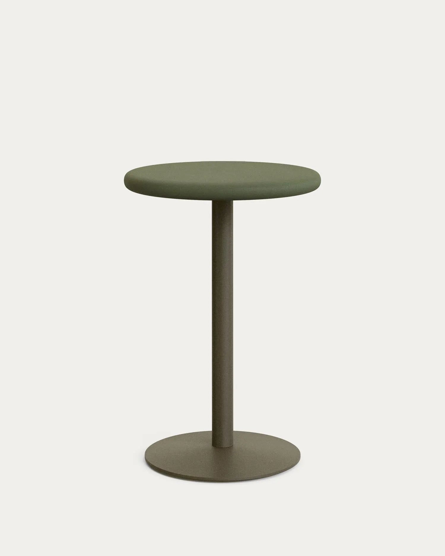 Hoher, runder Outdoor-Tisch Esilda mit Tischplatte aus grünem Zement Ø 70 cm und grünem Stahlfuß Ø 55 x 96 cm in Khaki präsentiert im Onlineshop von KAQTU Design AG. Hochtisch Outdoor ist von Kave Home