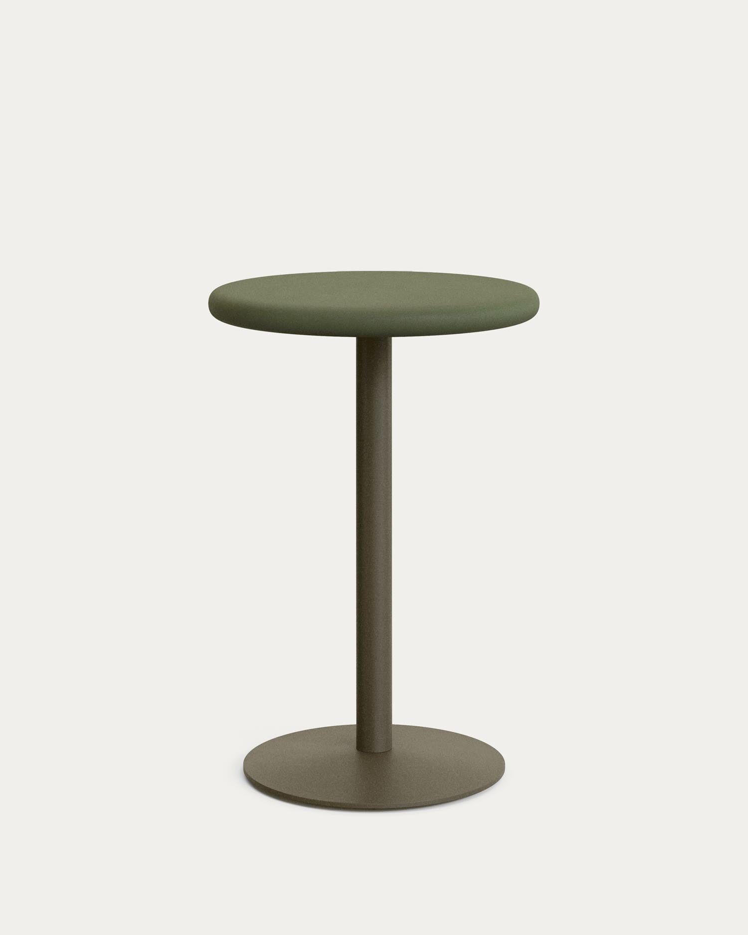 Hoher, runder Outdoor-Tisch Esilda mit Tischplatte aus grünem Zement Ø 70 cm und grünem Stahlfuß Ø 55 x 96 cm in Khaki präsentiert im Onlineshop von KAQTU Design AG. Hochtisch Outdoor ist von Kave Home