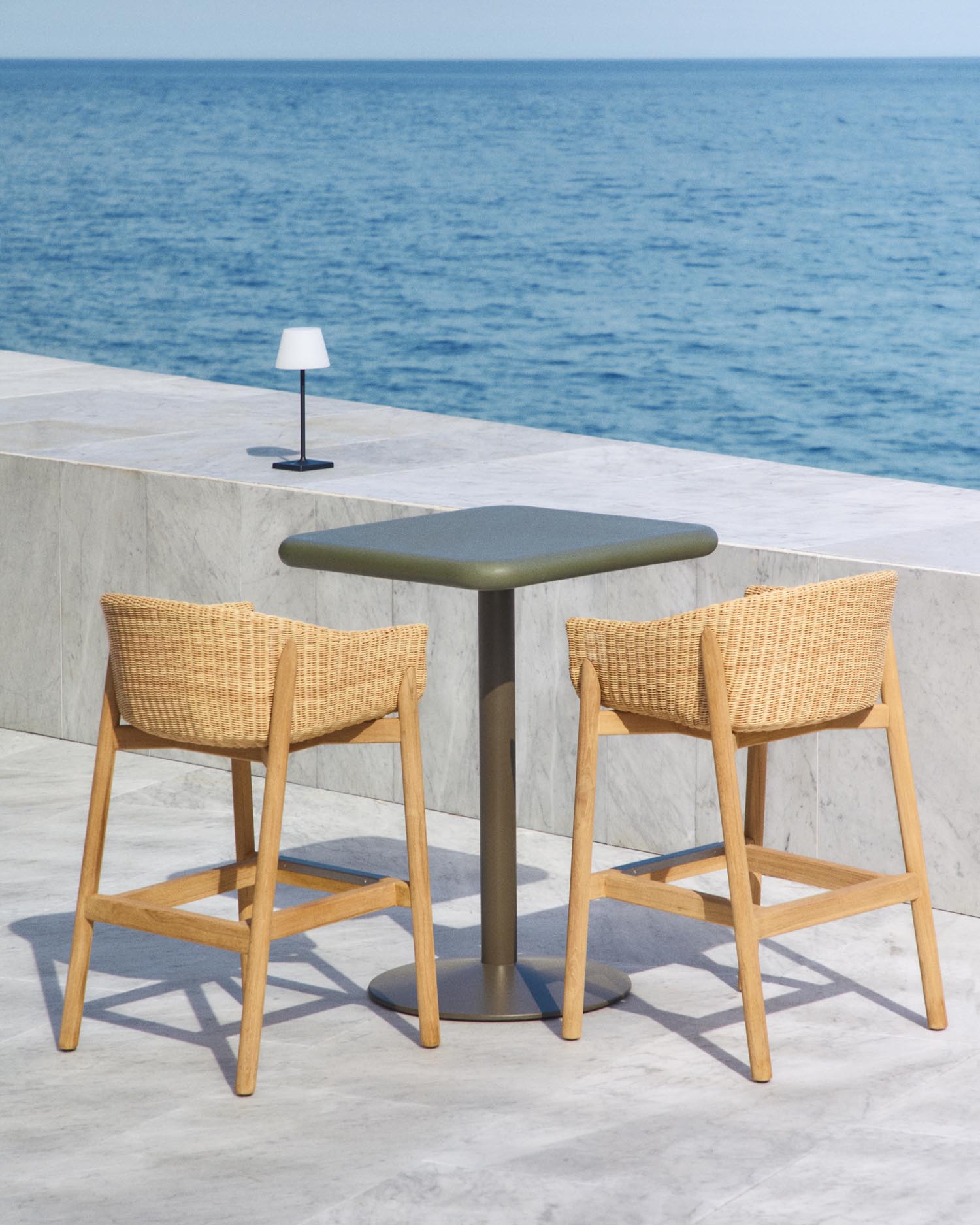 Hoher Outdoor-Tisch Esilda mit Tischplatte aus grünem Zement 70 x 70 cm und grünem Stahlfuß Ø 55 x 96 cm in Khaki präsentiert im Onlineshop von KAQTU Design AG. Hochtisch Outdoor ist von Kave Home