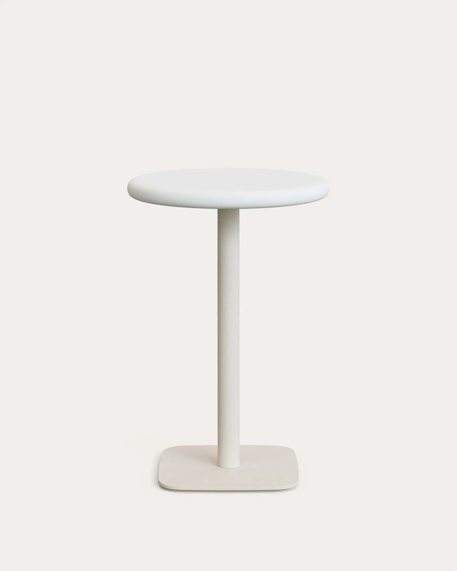 Hoher, runder Outdoor-Tisch Dina mit weißer Zementplatte Ø 70 cm und weißem Stahlfuß 48 x 48 x 96 cm in Weiss präsentiert im Onlineshop von KAQTU Design AG. Hochtisch Outdoor ist von Kave Home