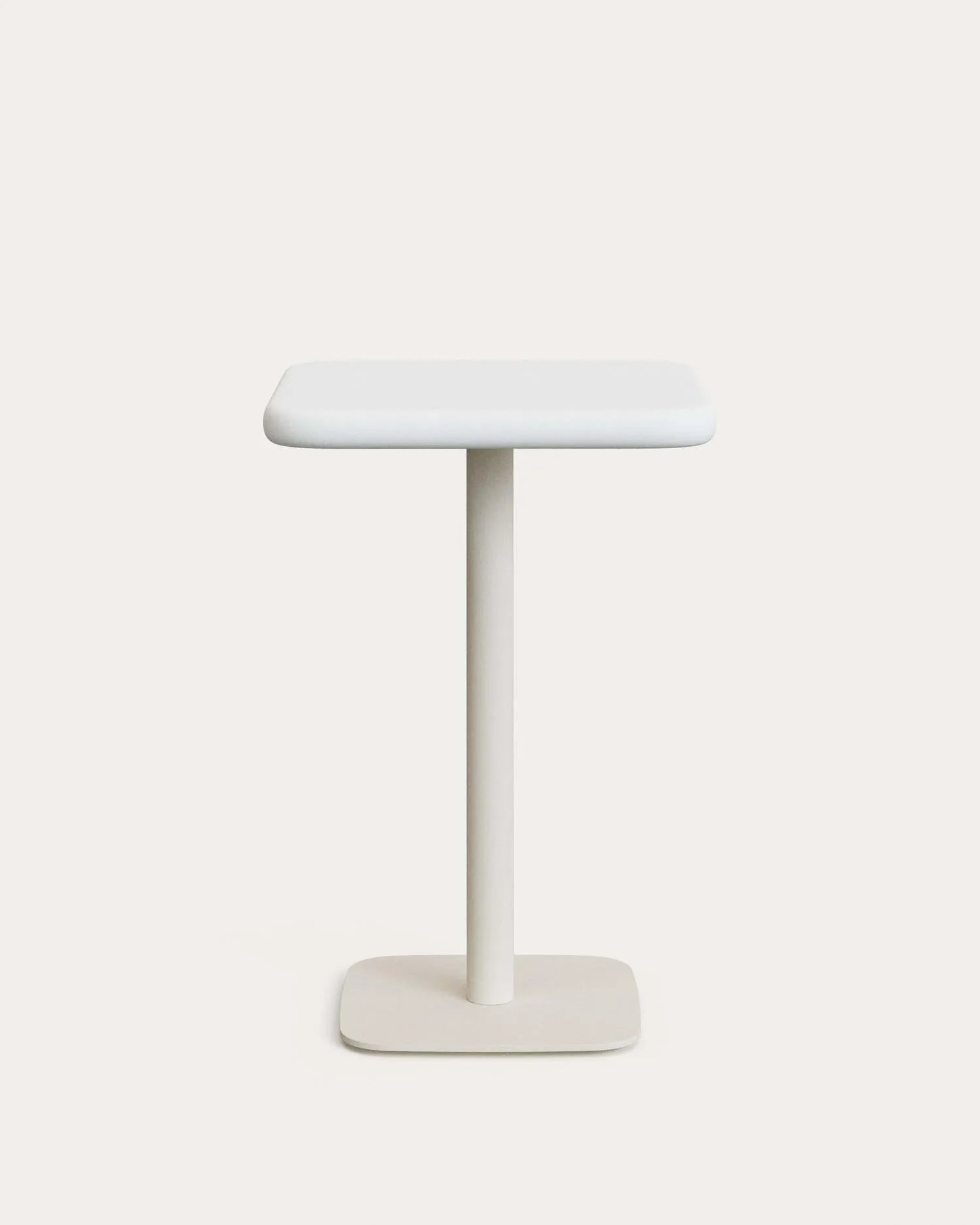 Hoher Outdoor-Tisch Dina mit weißer Zementplatte 70 x 70 cm und weißem Stahlfuß 48 x 48 x 96 cm in Weiss präsentiert im Onlineshop von KAQTU Design AG. Hochtisch Outdoor ist von Kave Home
