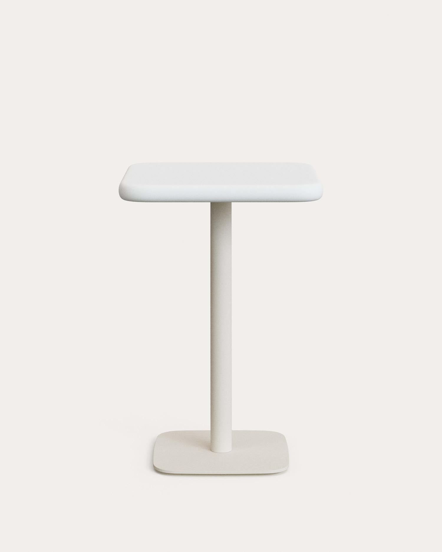 Hoher Outdoor-Tisch Dina mit weißer Zementplatte 70 x 70 cm und weißem Stahlfuß 48 x 48 x 96 cm in Weiss präsentiert im Onlineshop von KAQTU Design AG. Hochtisch Outdoor ist von Kave Home