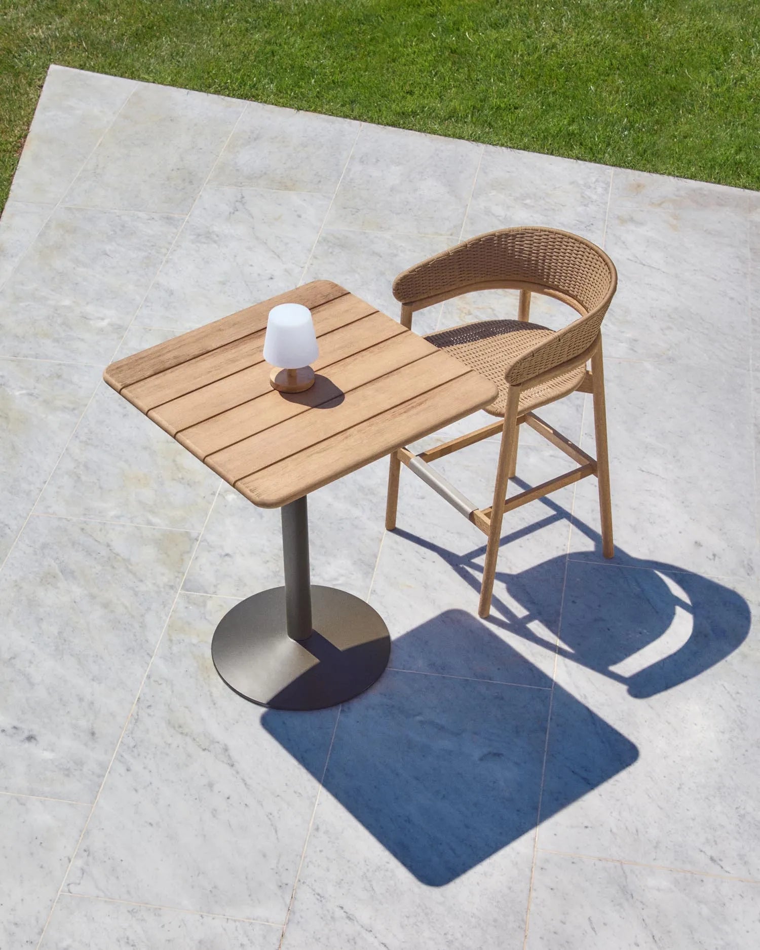 Hoher Outdoor-Tisch Esilda mit Tischplatte aus Akazienholz FSC 100 % 80 x 80 cm und grünem Stahlfuß Ø 55 x 96 cm in Khaki präsentiert im Onlineshop von KAQTU Design AG. Hochtisch Outdoor ist von Kave Home